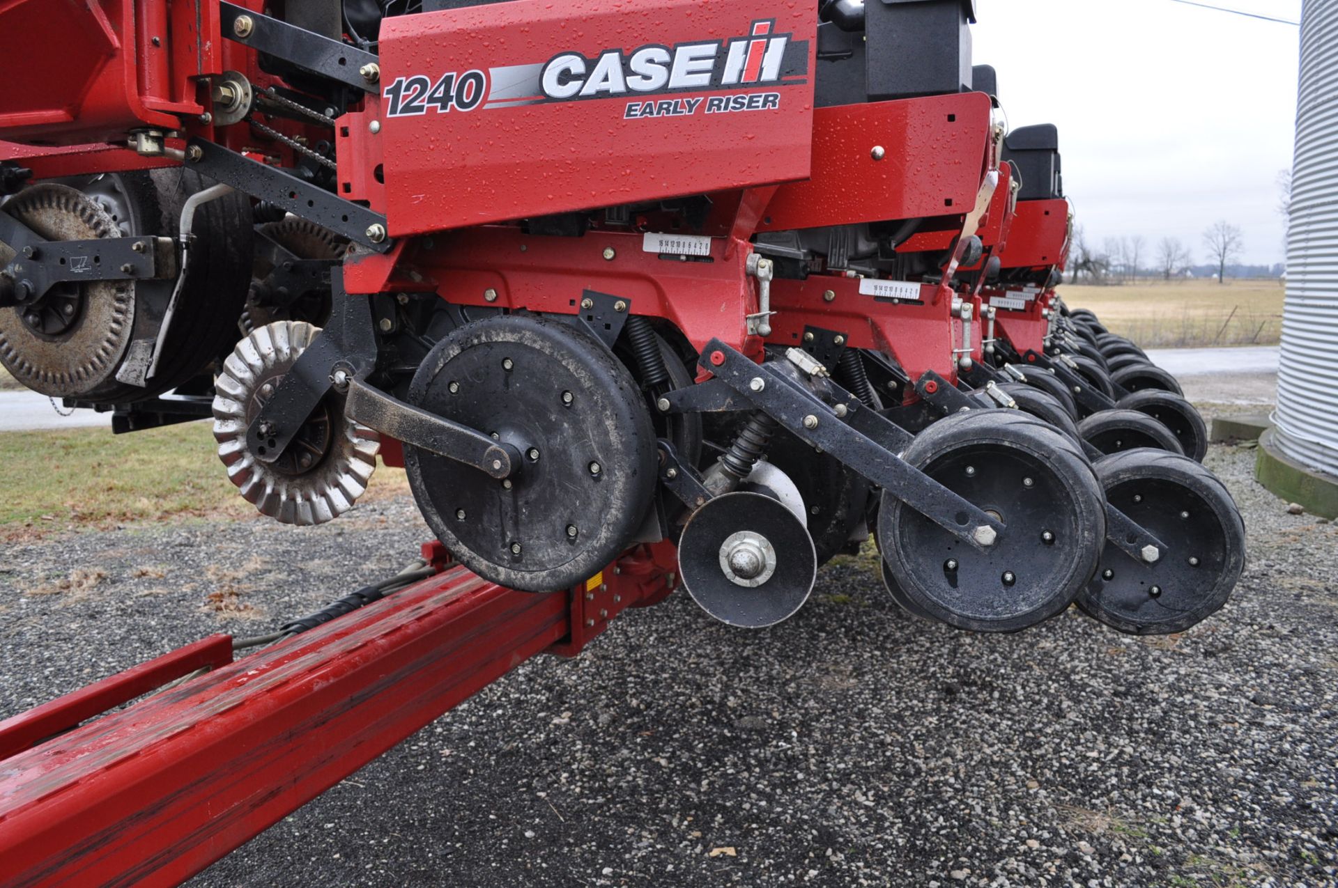 2013 Case IH 1240 12/23 planter, bulk fill, 2x2 liquid fertilizer coulters w/ knife, (2) 200 gal - Image 5 of 16