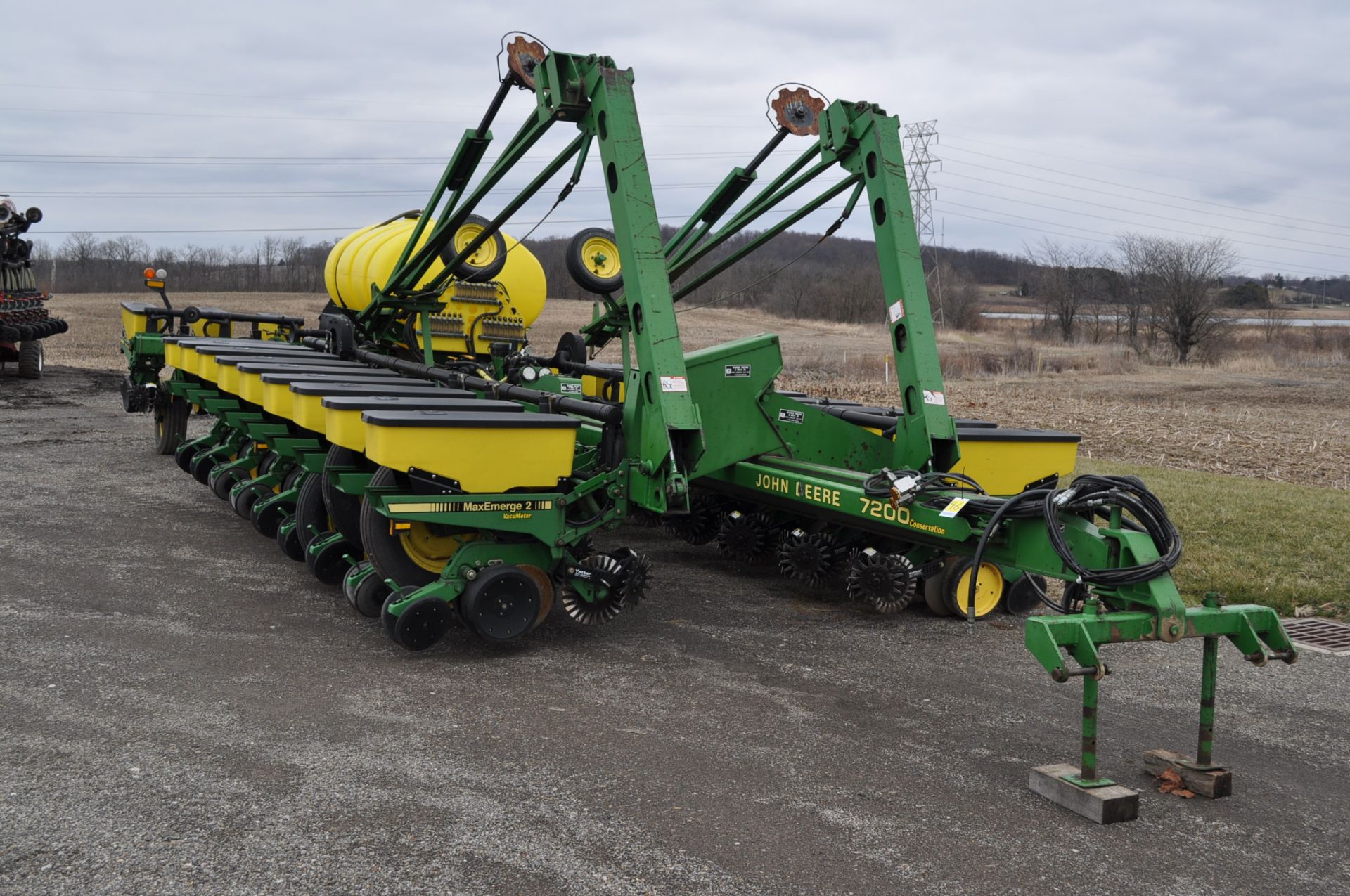 John Deere 7200 conservation 24 x 30” planter, front fold, 3 bu boxes, no-till coulters, floating