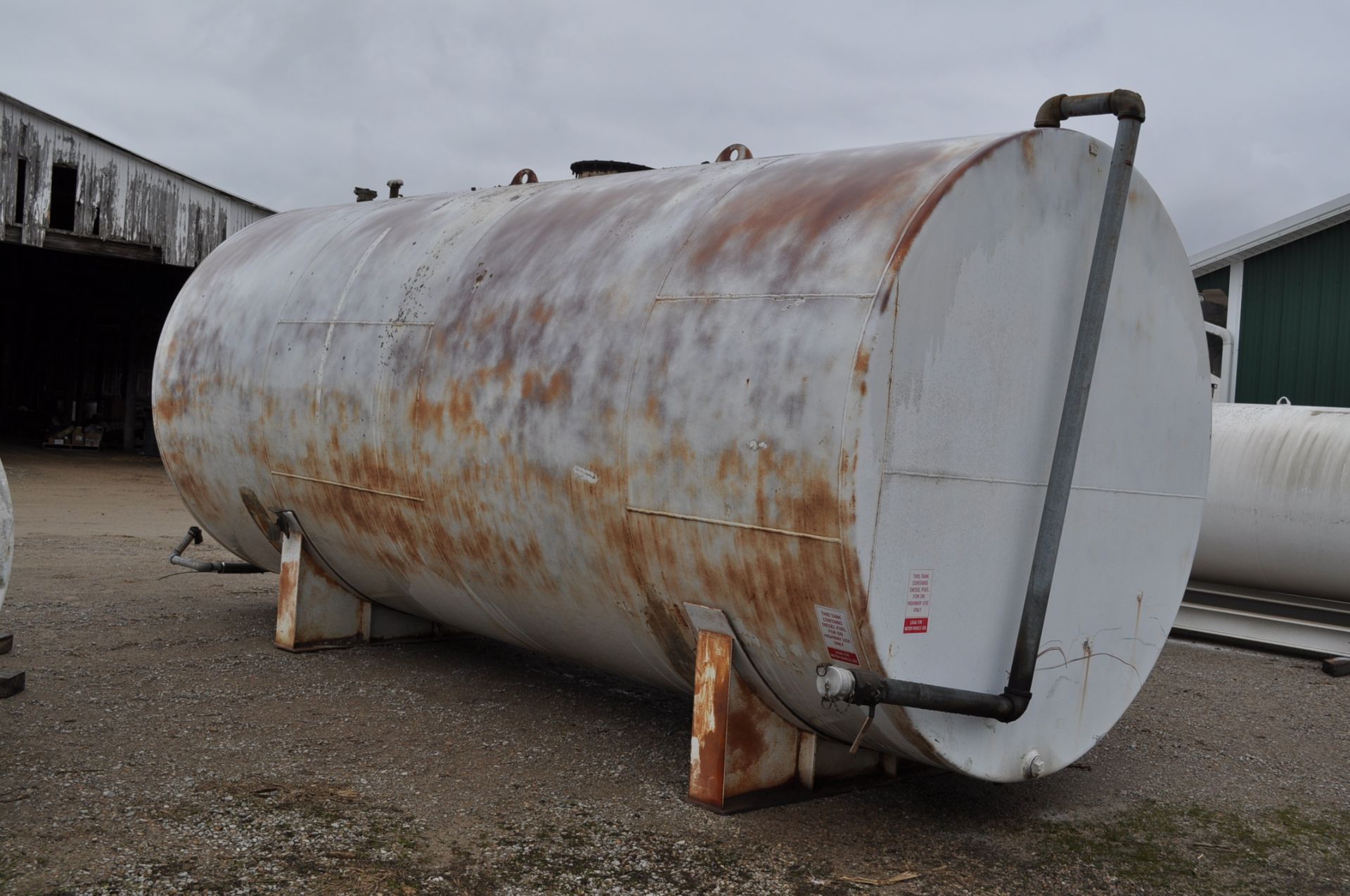 10,000 gallon single-wall fuel tank, plumbed for 3” Kamlok fill, saddles, 110 v pump w/ meter & auto - Image 4 of 12