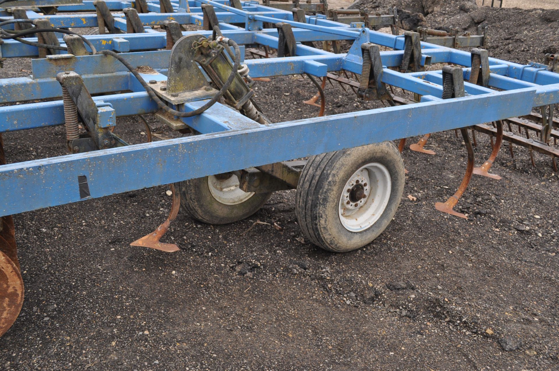 15’ field cultivator, front discs, walking tandems, 3-bar rear harrow - Image 6 of 8