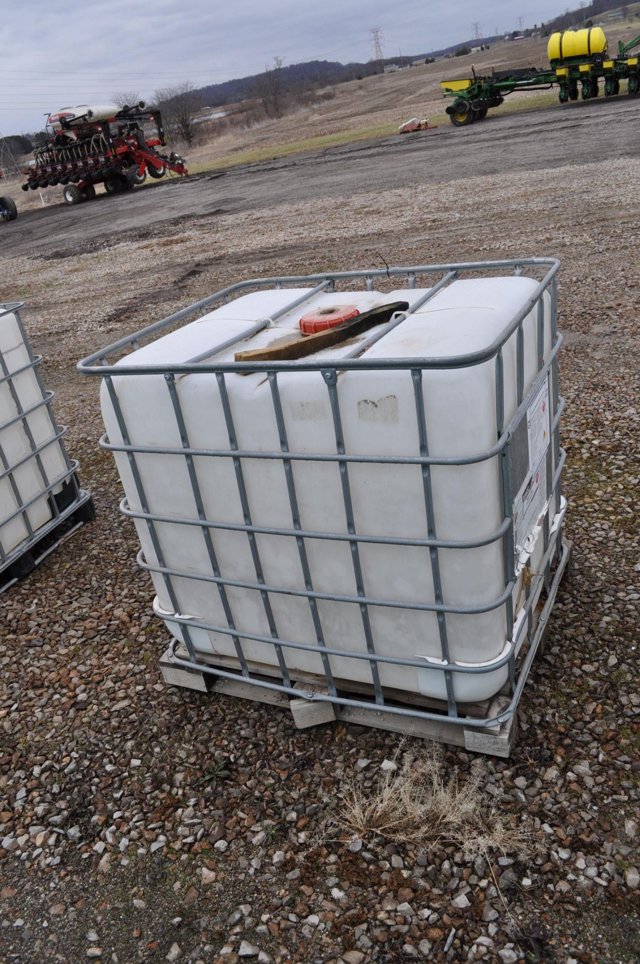 poly chemical tank in cage - Image 2 of 3