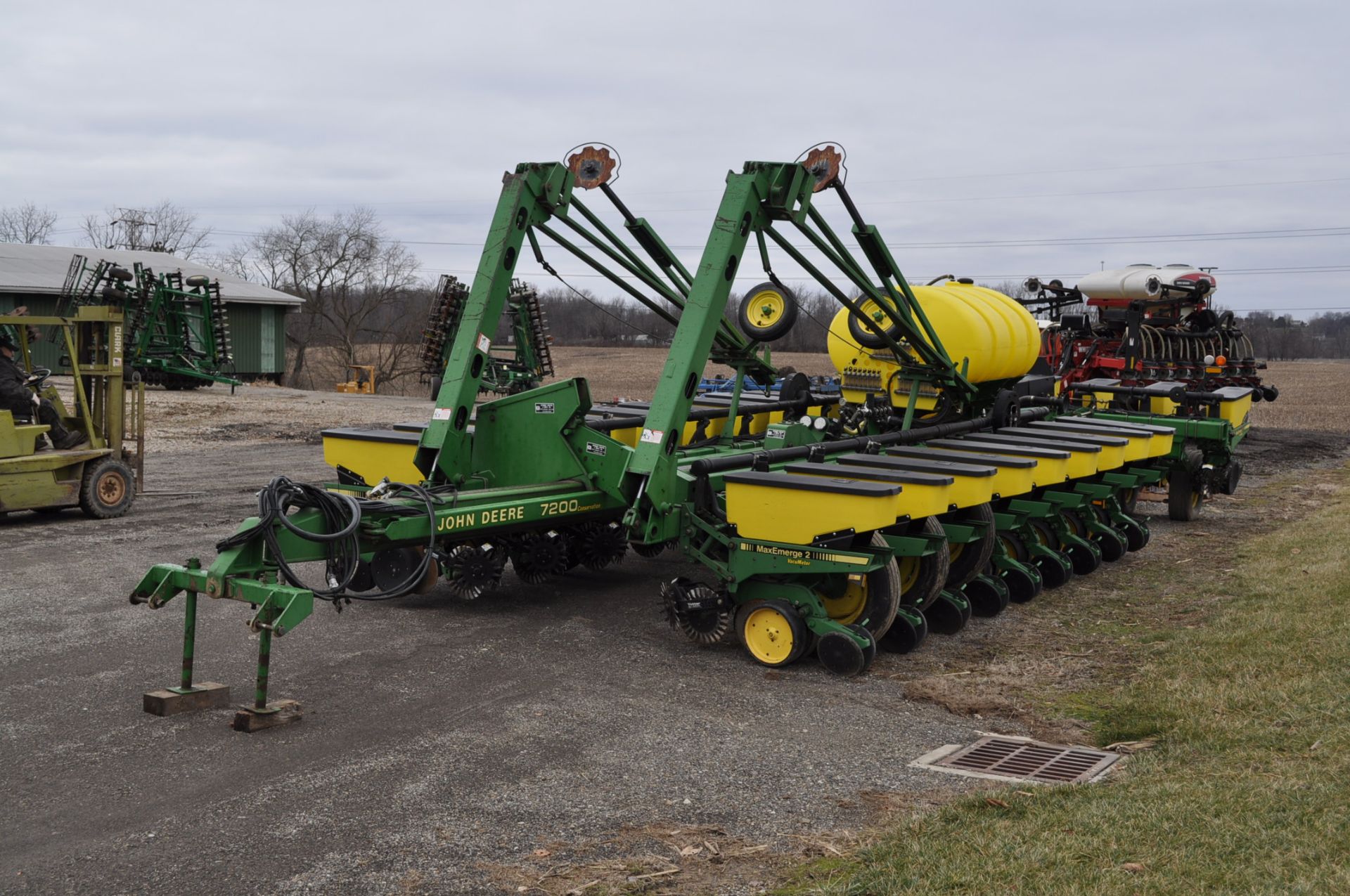 John Deere 7200 conservation 24 x 30” planter, front fold, 3 bu boxes, no-till coulters, floating - Image 2 of 14