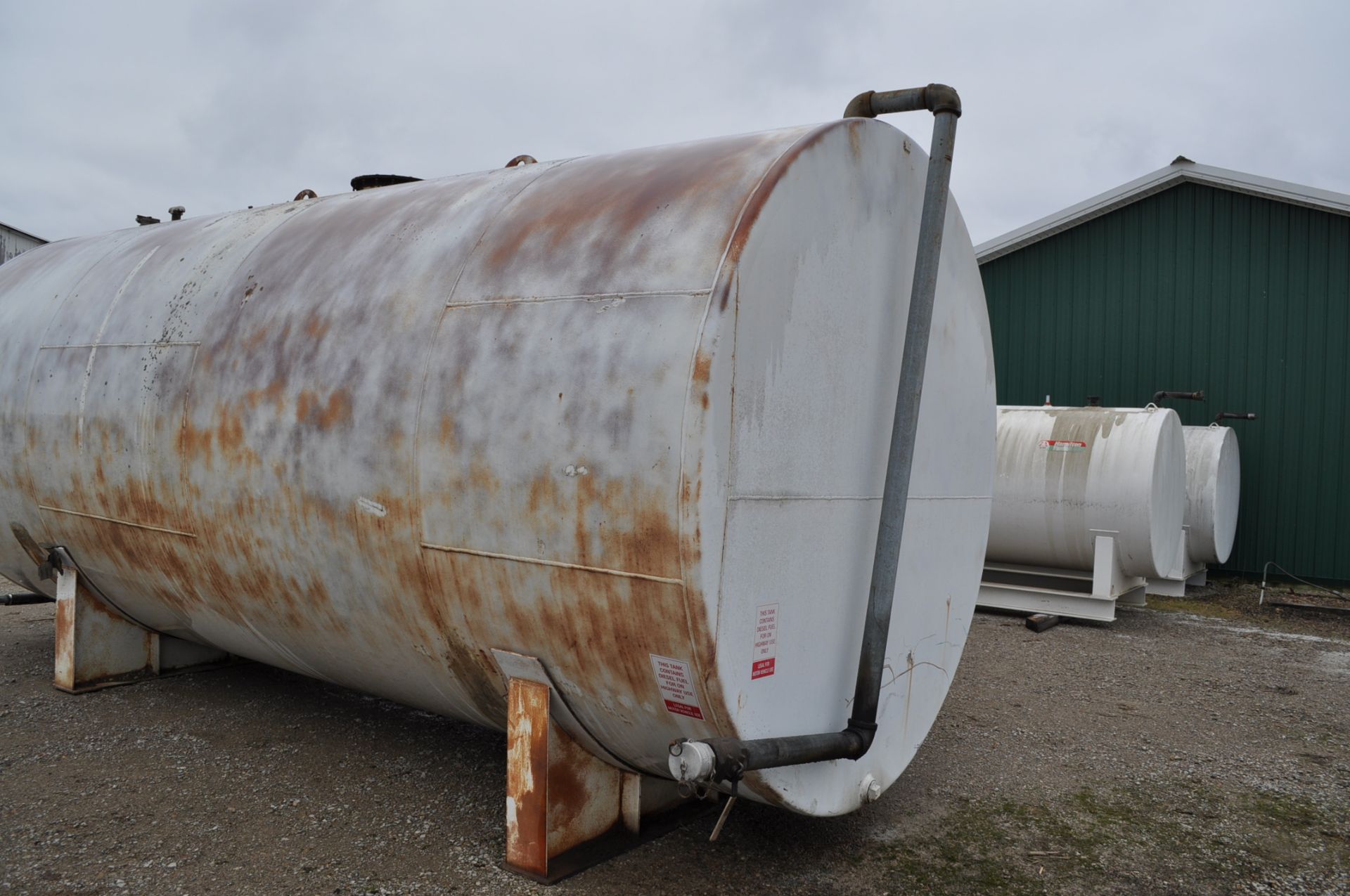 10,000 gallon single-wall fuel tank, plumbed for 3” Kamlok fill, saddles, 110 v pump w/ meter & auto - Image 9 of 12