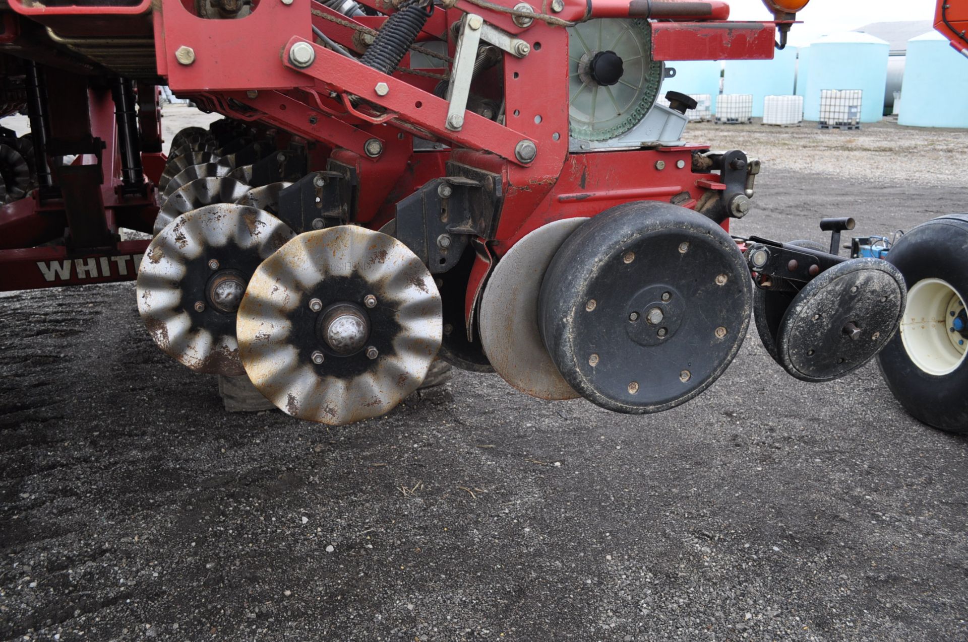 White 8831 31 x 15” planter, central fill, no-till coulters, drawbar hitch, air meter, markers, - Image 5 of 18