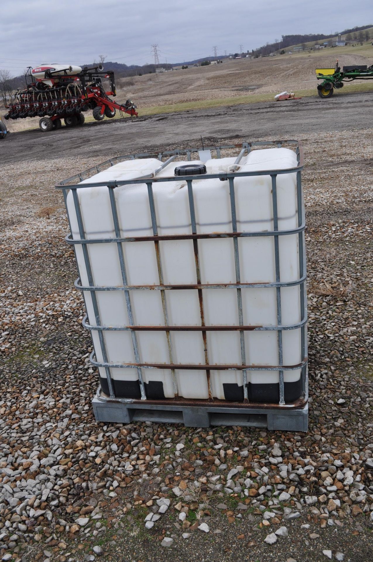 poly chemical tank in cage - Image 2 of 2