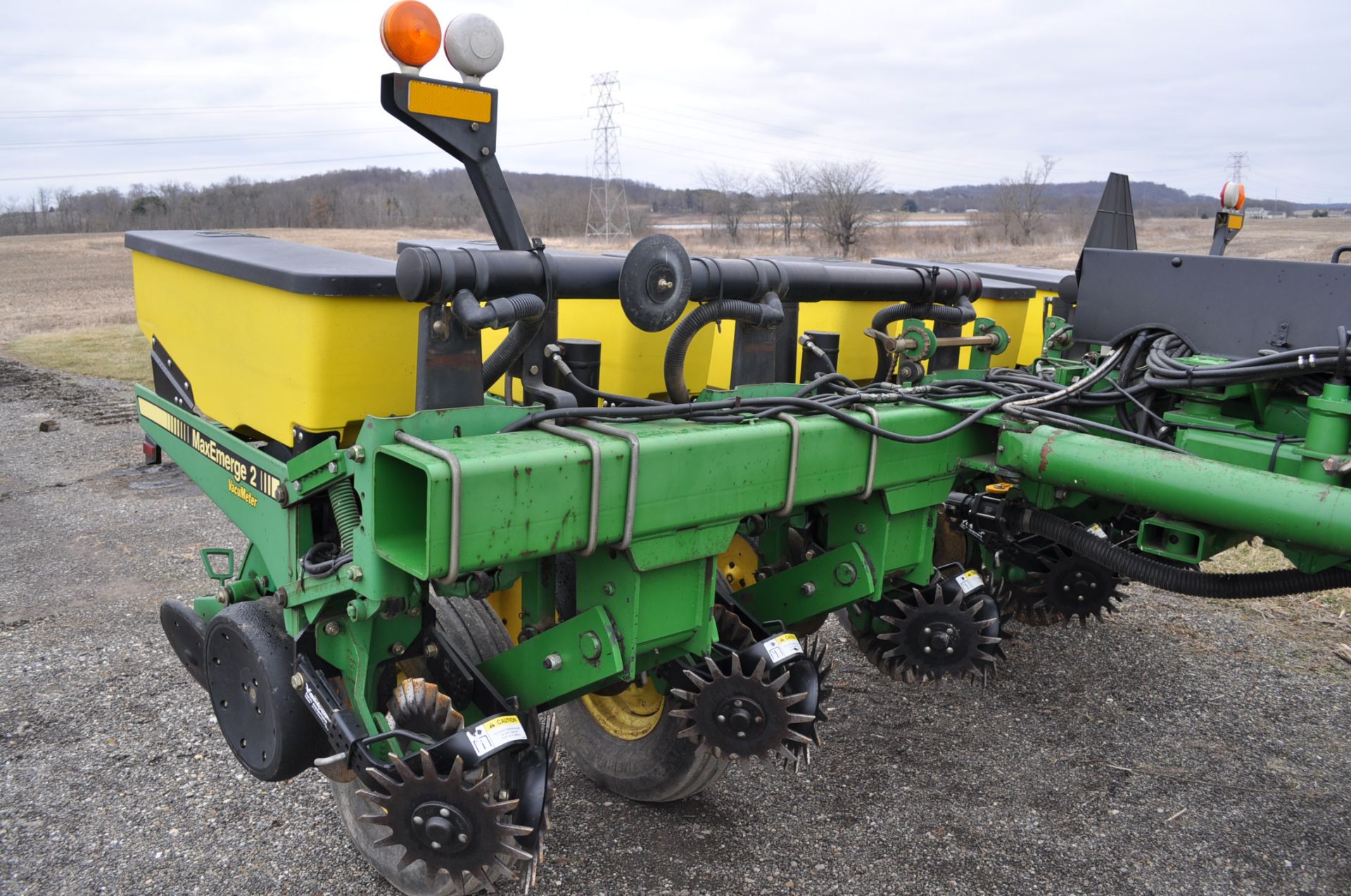 John Deere 7200 conservation 24 x 30” planter, front fold, 3 bu boxes, no-till coulters, floating - Image 6 of 14