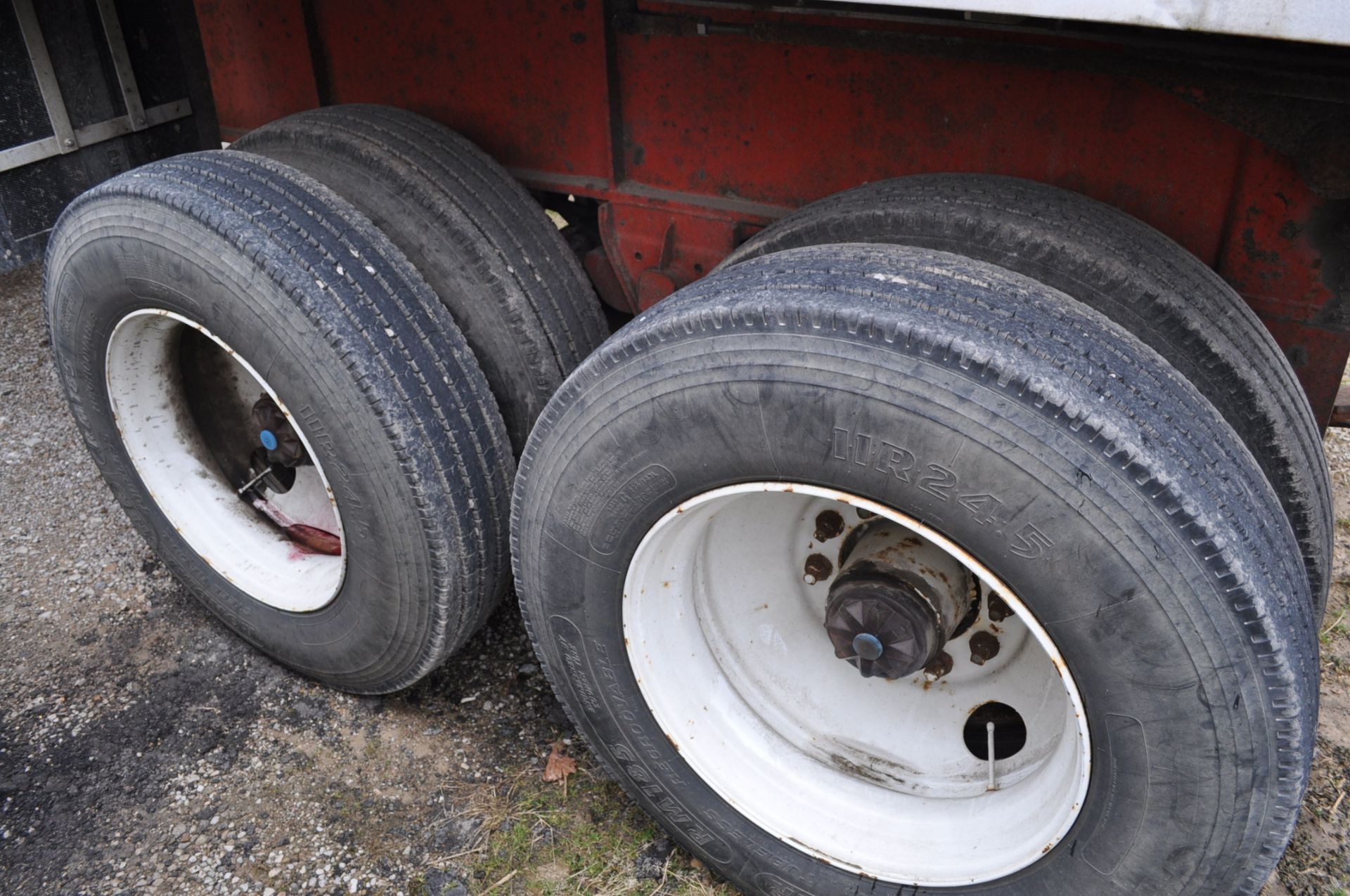 1986 33’ Fruehauf end dump aluminum trailer, 35’ steel frame, tandem axle, 11 R 24.5 tires, disc - Image 5 of 9