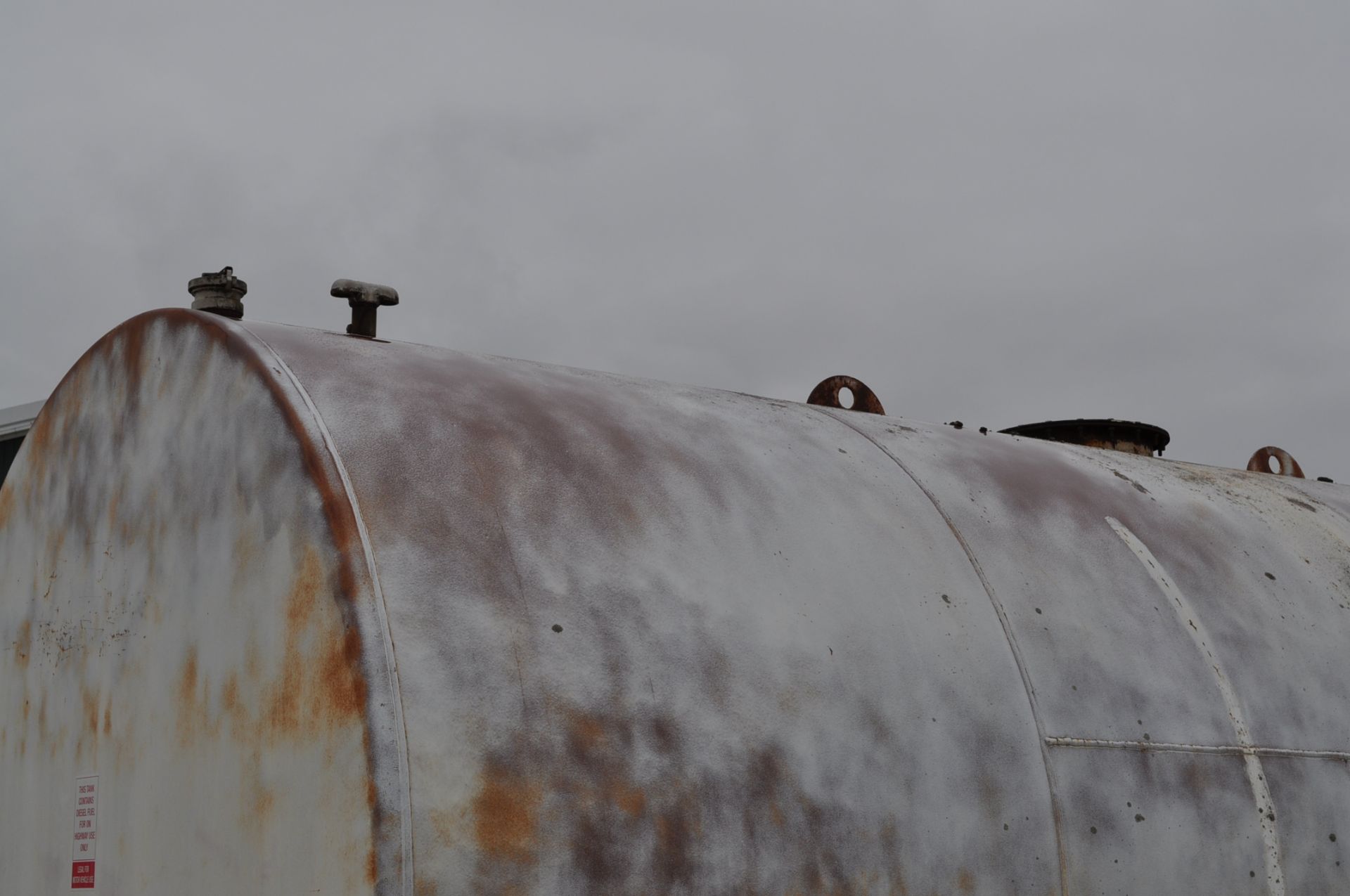 10,000 gallon single-wall fuel tank, plumbed for 3” Kamlok fill, saddles, 110 v pump w/ meter & auto - Image 7 of 12