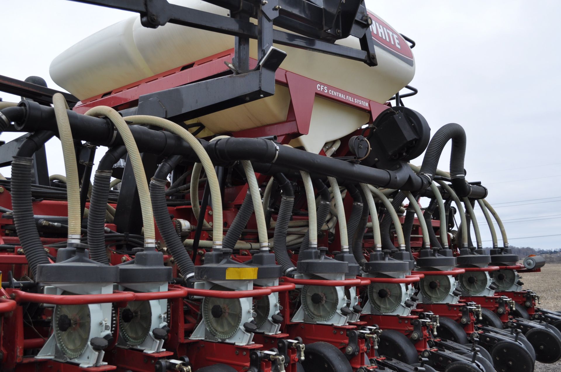 White 8831 31 x 15” planter, central fill, no-till coulters, drawbar hitch, air meter, markers, - Image 16 of 18