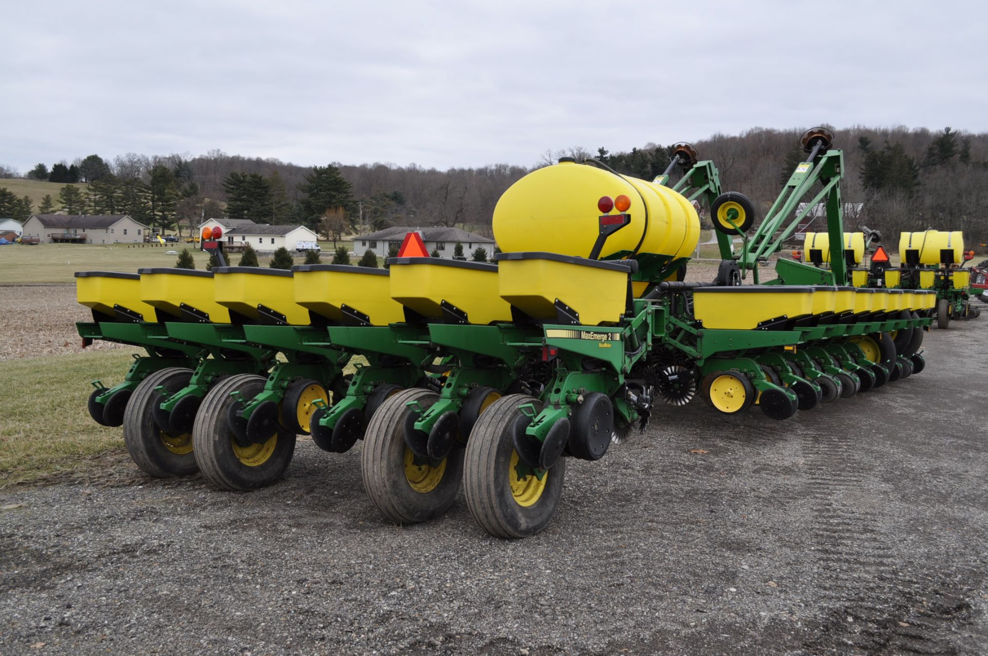 John Deere 7200 conservation 24 x 30” planter, front fold, 3 bu boxes, no-till coulters, floating - Image 4 of 14