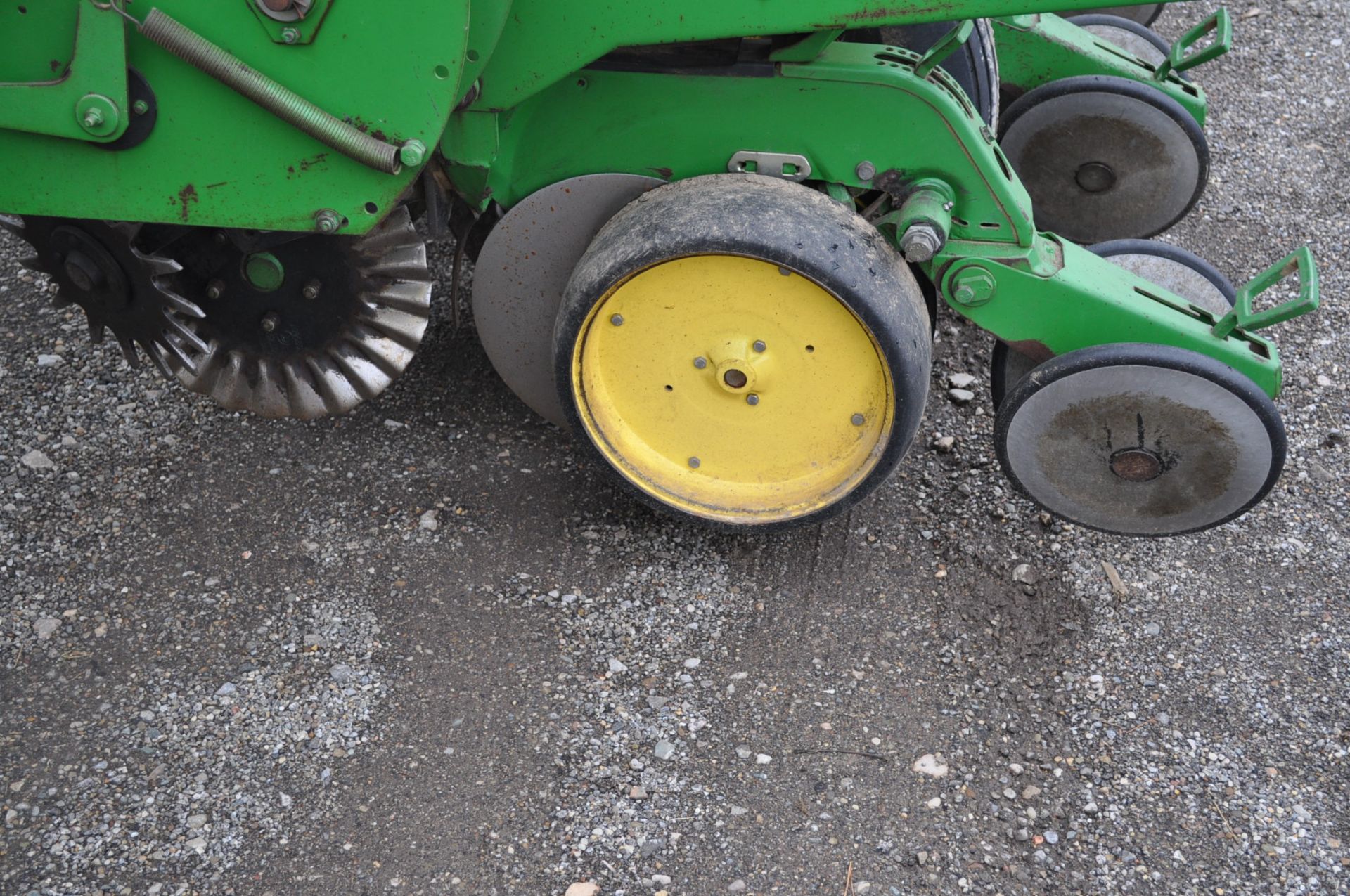 John Deere 7200 conservation 12x30” planter, front fold, no-till coulters, ME 2-row units, 1.5 bu - Image 9 of 12