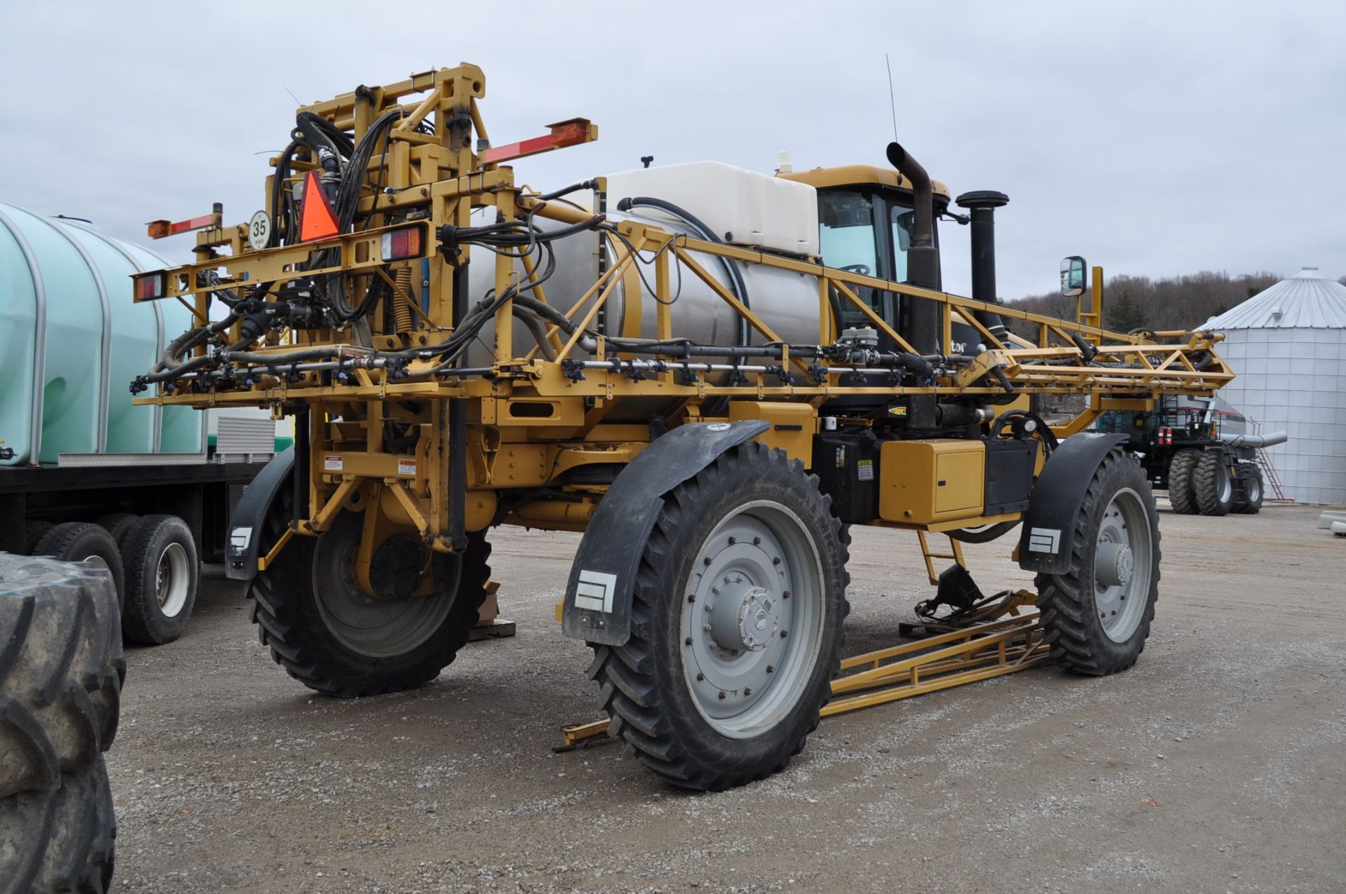 RoGator 1194 sprayer, Michelin VF 380/90 R 46 spray bib tires, 650/65 R 38 floater tires, 90’ booms, - Image 3 of 32