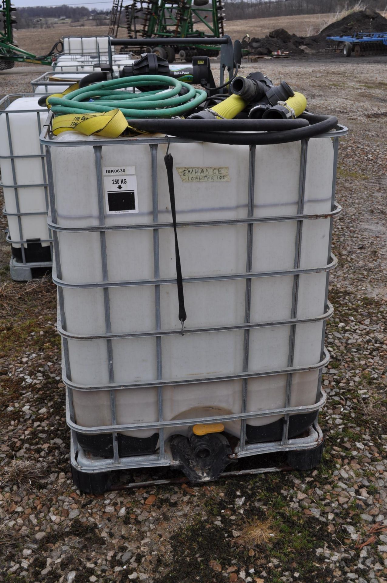 poly chemical tank in cage with 12 volt pump and meter - Image 4 of 4