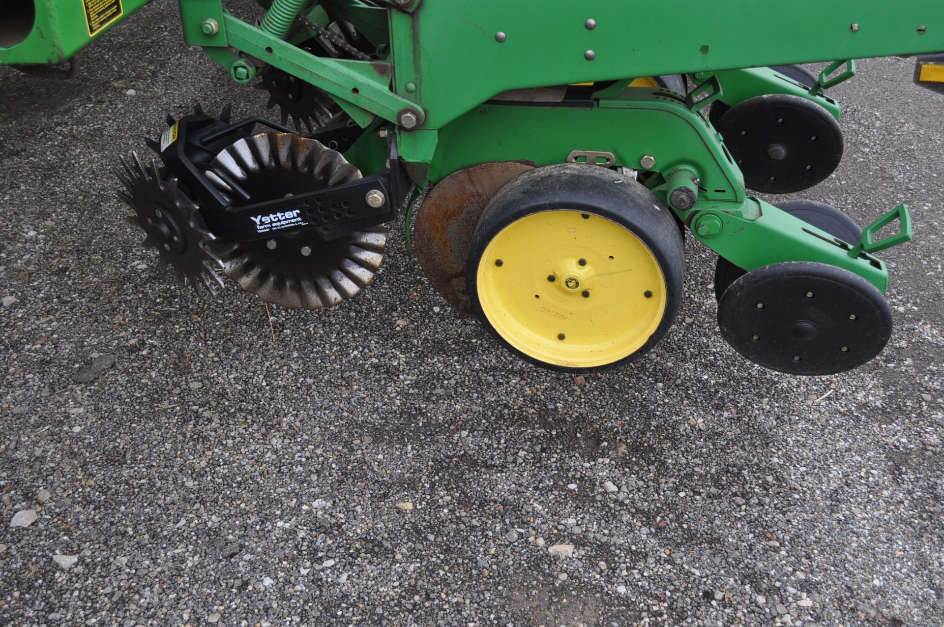 John Deere 7200 conservation 24 x 30” planter, front fold, 3 bu boxes, no-till coulters, floating - Image 8 of 14