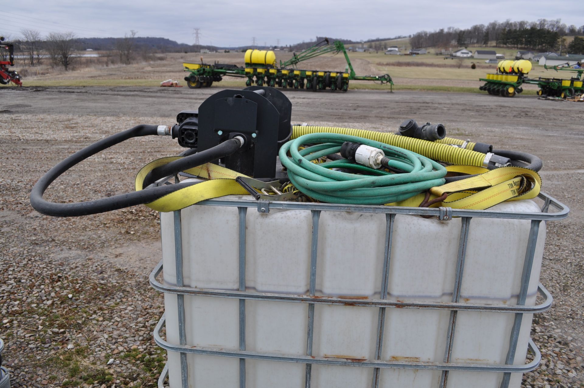 poly chemical tank in cage with 12 volt pump and meter - Image 3 of 4