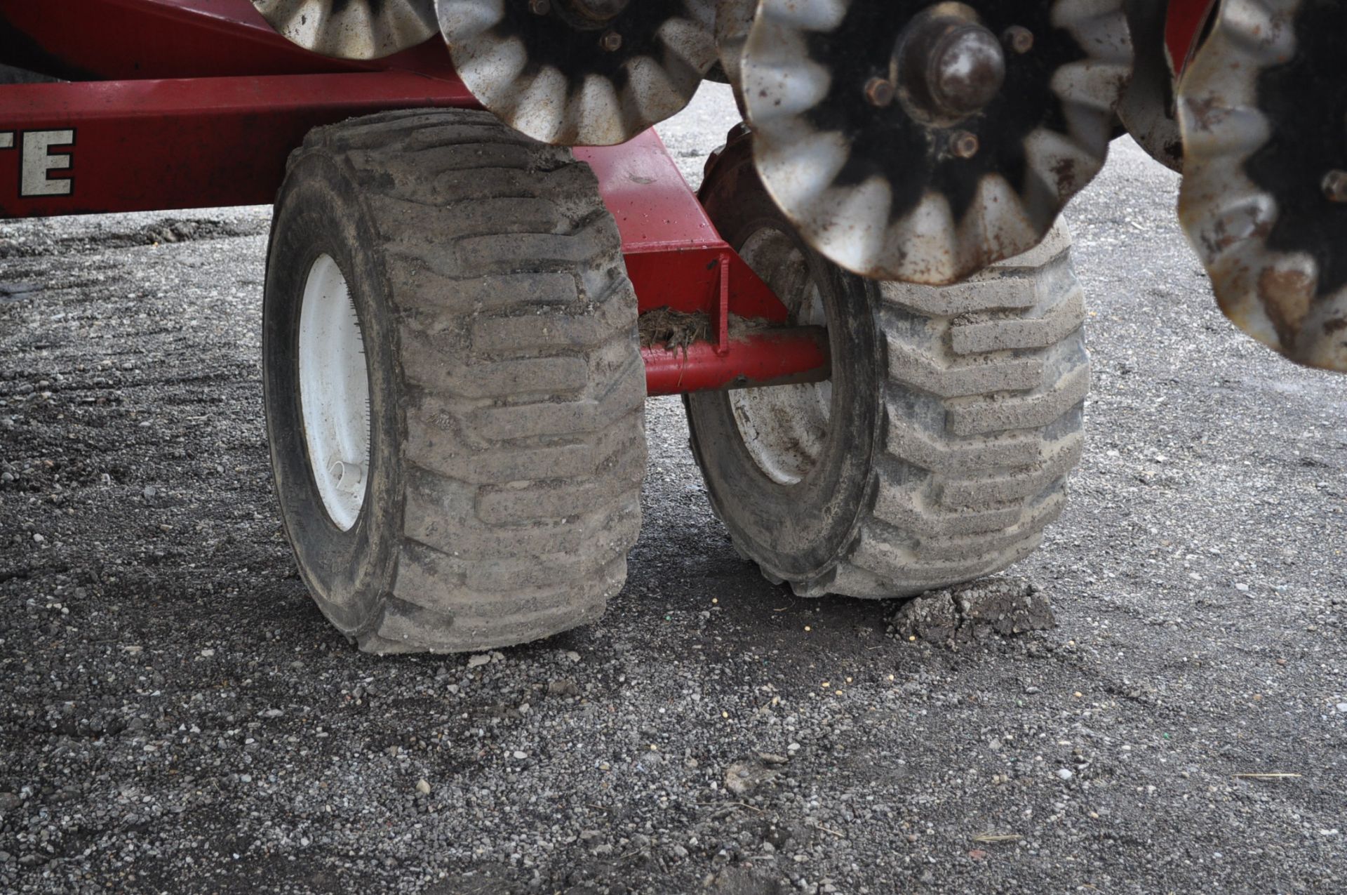 White 8831 31 x 15” planter, central fill, no-till coulters, drawbar hitch, air meter, markers, - Image 8 of 18