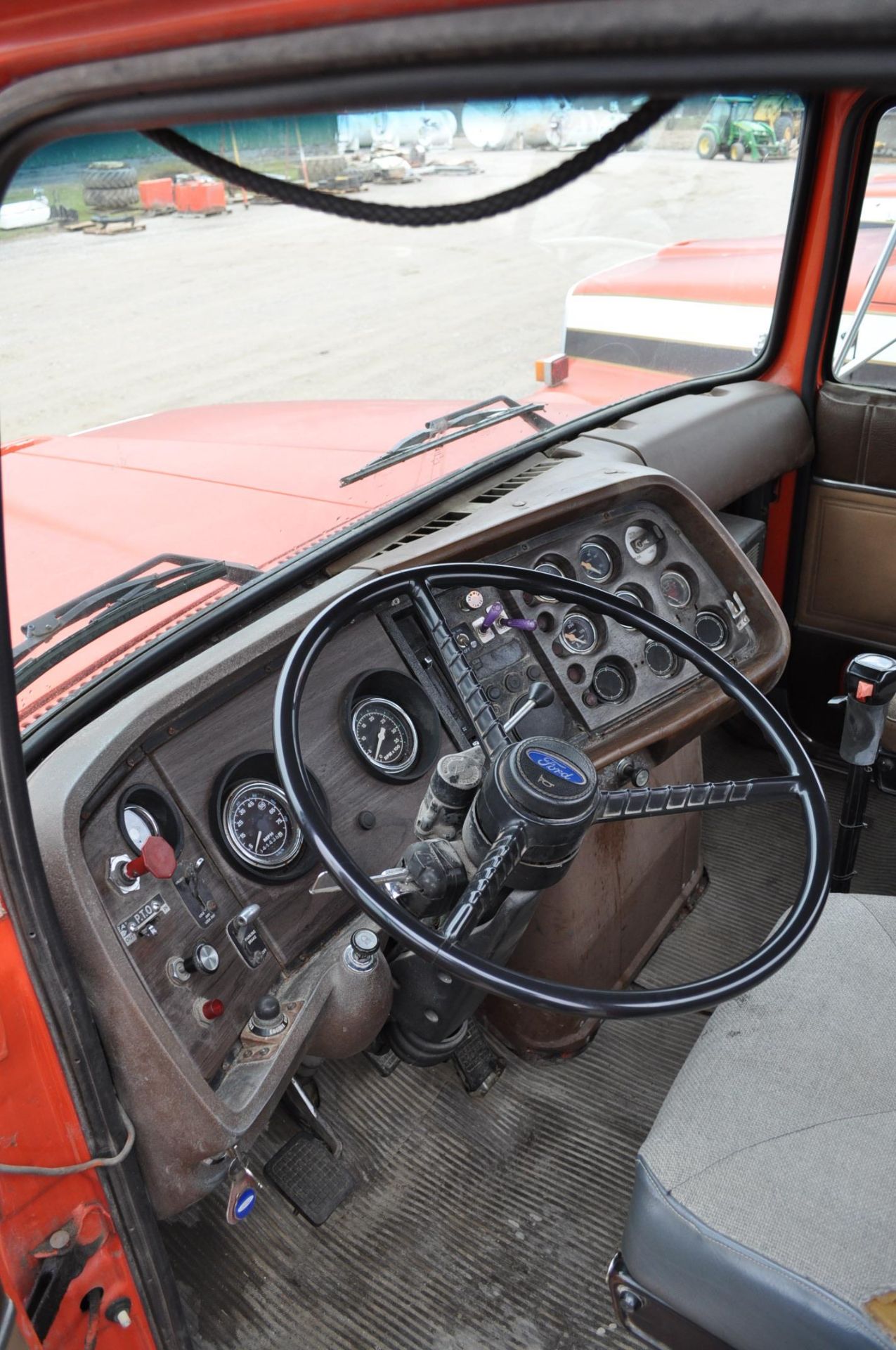 1985 Ford L9000 semi truck, day cab, Cummins NTC-350, Eaton 13-spd, pto, 2-line wet kit, 200” WB, - Image 15 of 19