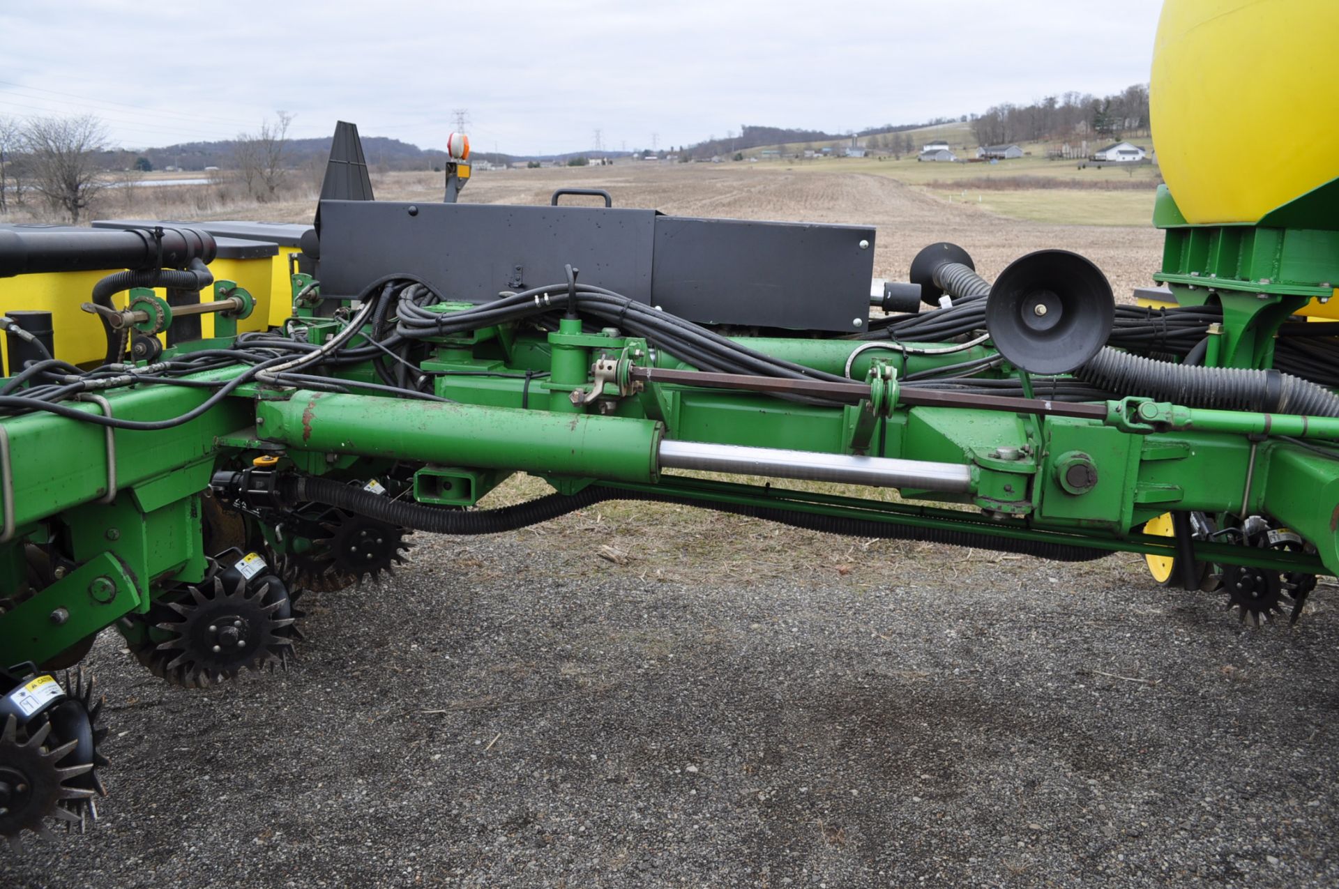 John Deere 7200 conservation 24 x 30” planter, front fold, 3 bu boxes, no-till coulters, floating - Image 7 of 14
