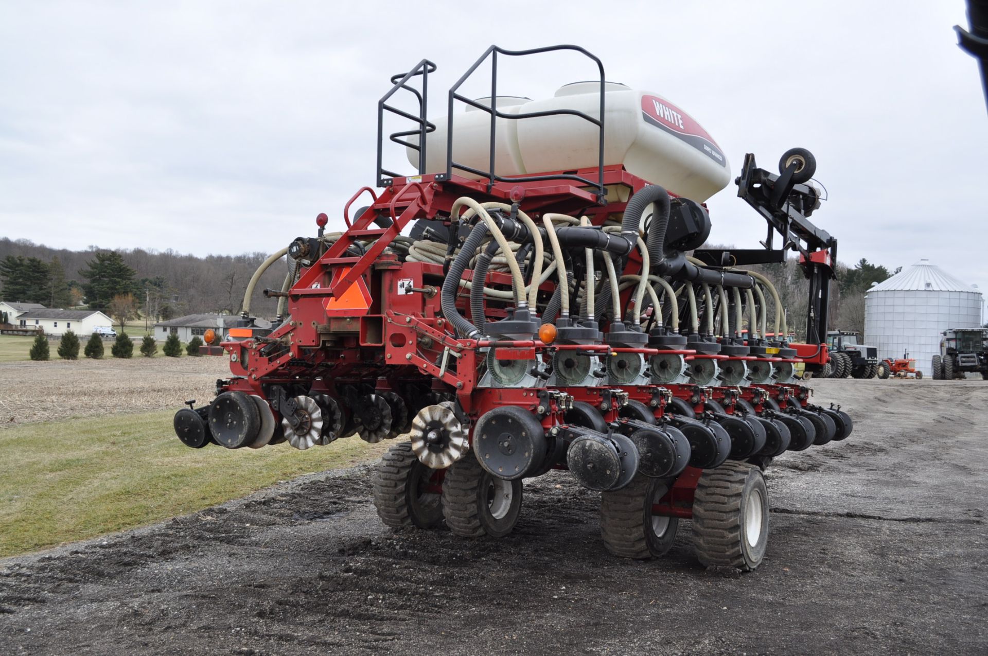 White 8831 31 x 15” planter, central fill, no-till coulters, drawbar hitch, air meter, markers, - Image 4 of 18