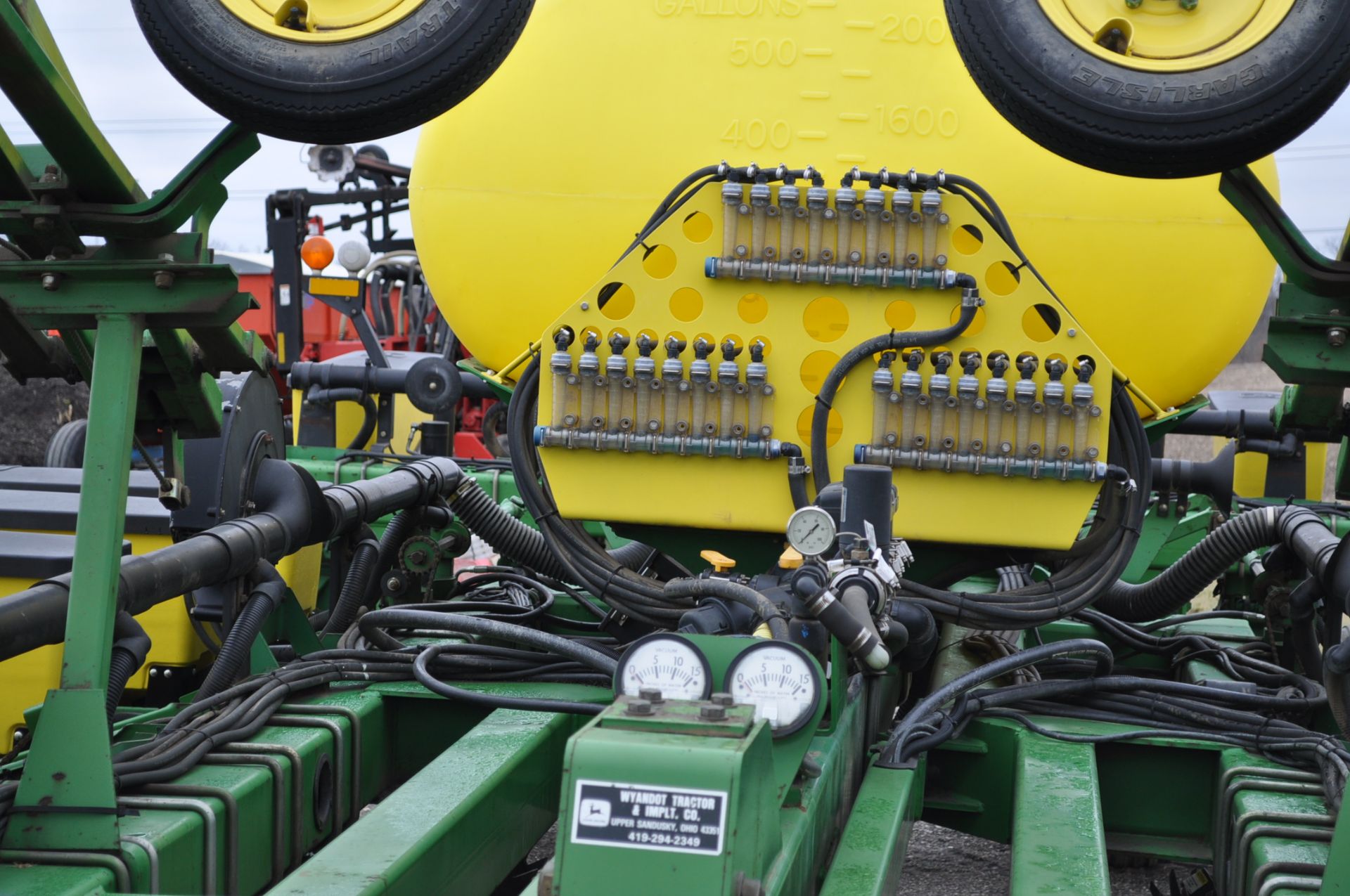 John Deere 7200 conservation 24 x 30” planter, front fold, 3 bu boxes, no-till coulters, floating - Image 14 of 14