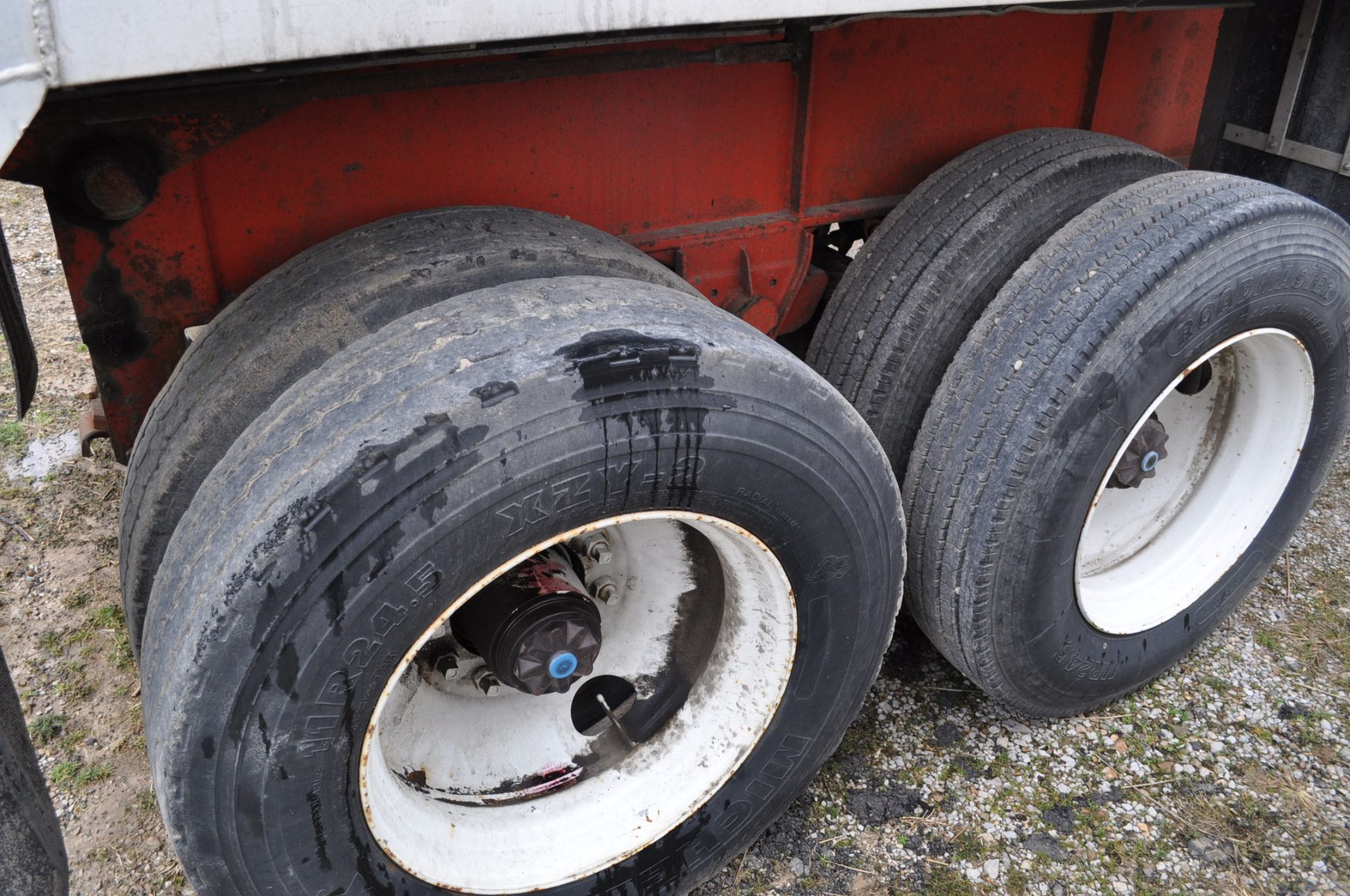 1986 33’ Fruehauf end dump aluminum trailer, 35’ steel frame, tandem axle, 11 R 24.5 tires, disc - Image 6 of 9