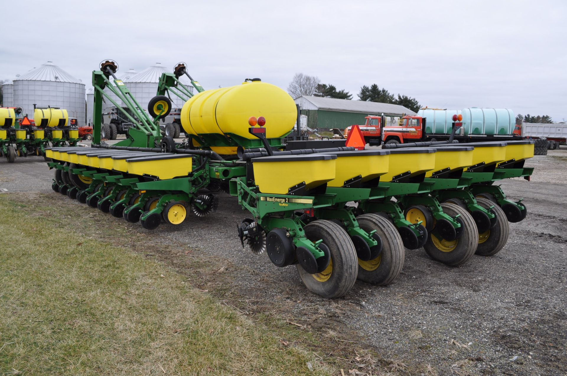 John Deere 7200 conservation 24 x 30” planter, front fold, 3 bu boxes, no-till coulters, floating - Image 3 of 14