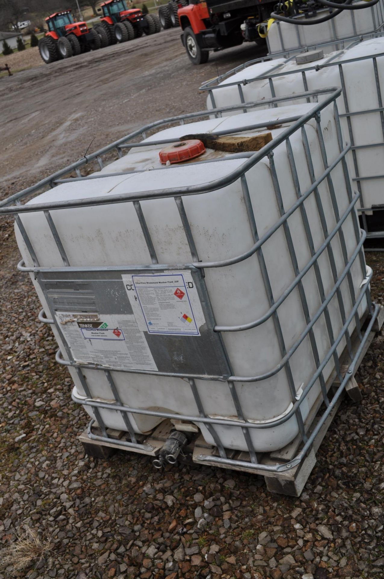 poly chemical tank in cage - Image 3 of 3