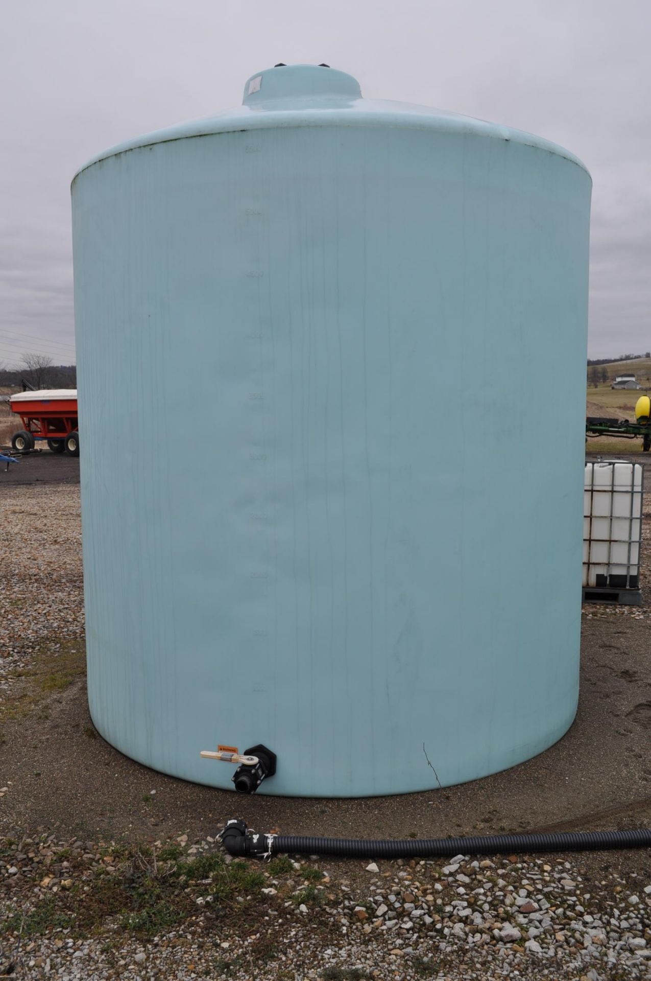 6,000 gallon poly flat bottom tank