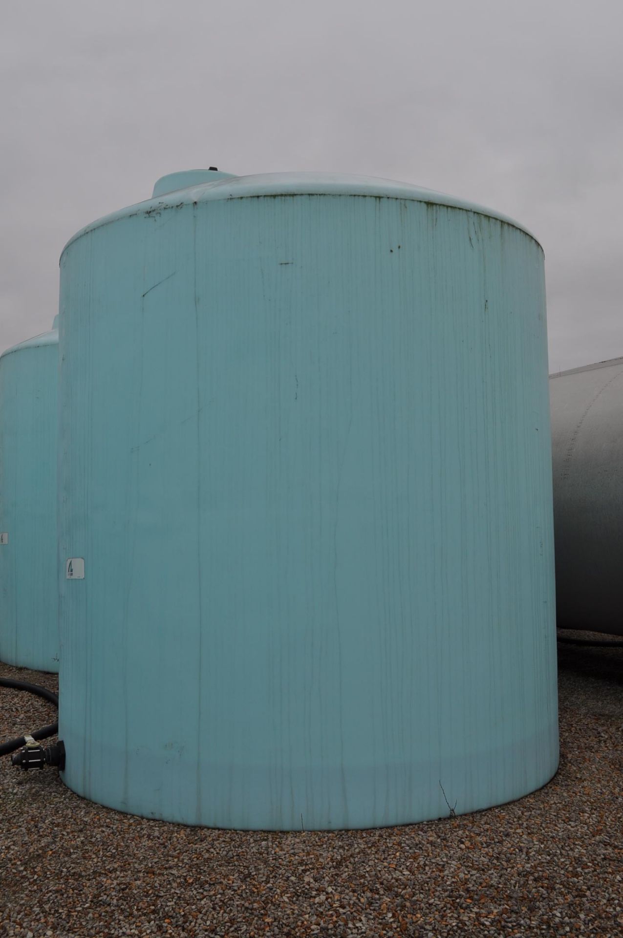 6,000 gallon poly flat bottom tank - Image 2 of 3