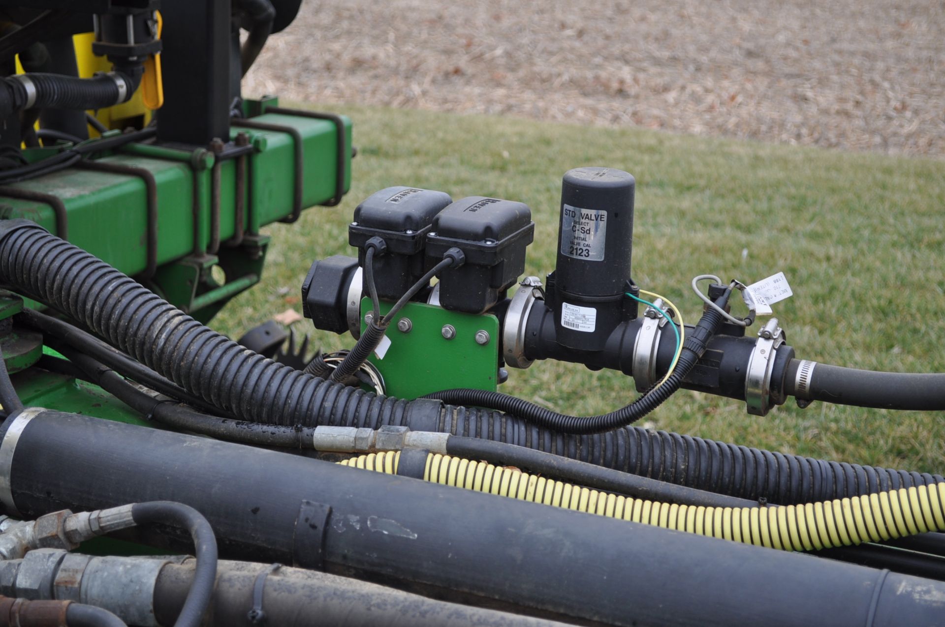 John Deere 7200 conservation 12x30” planter, front fold, no-till coulters, ME 2-row units, 1.5 bu - Image 7 of 12