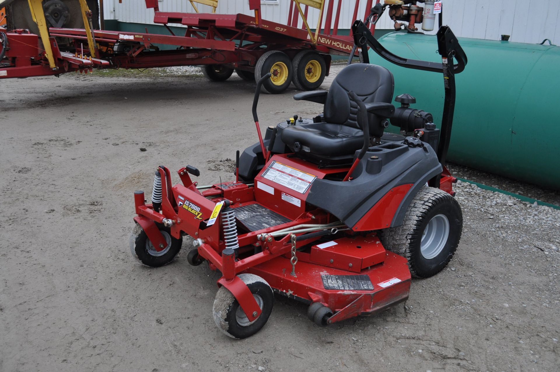 Ferris IS 2000 Zero Turn Mower 61” Deck 30HP Vanguard Big Block motor, 281 Hrs