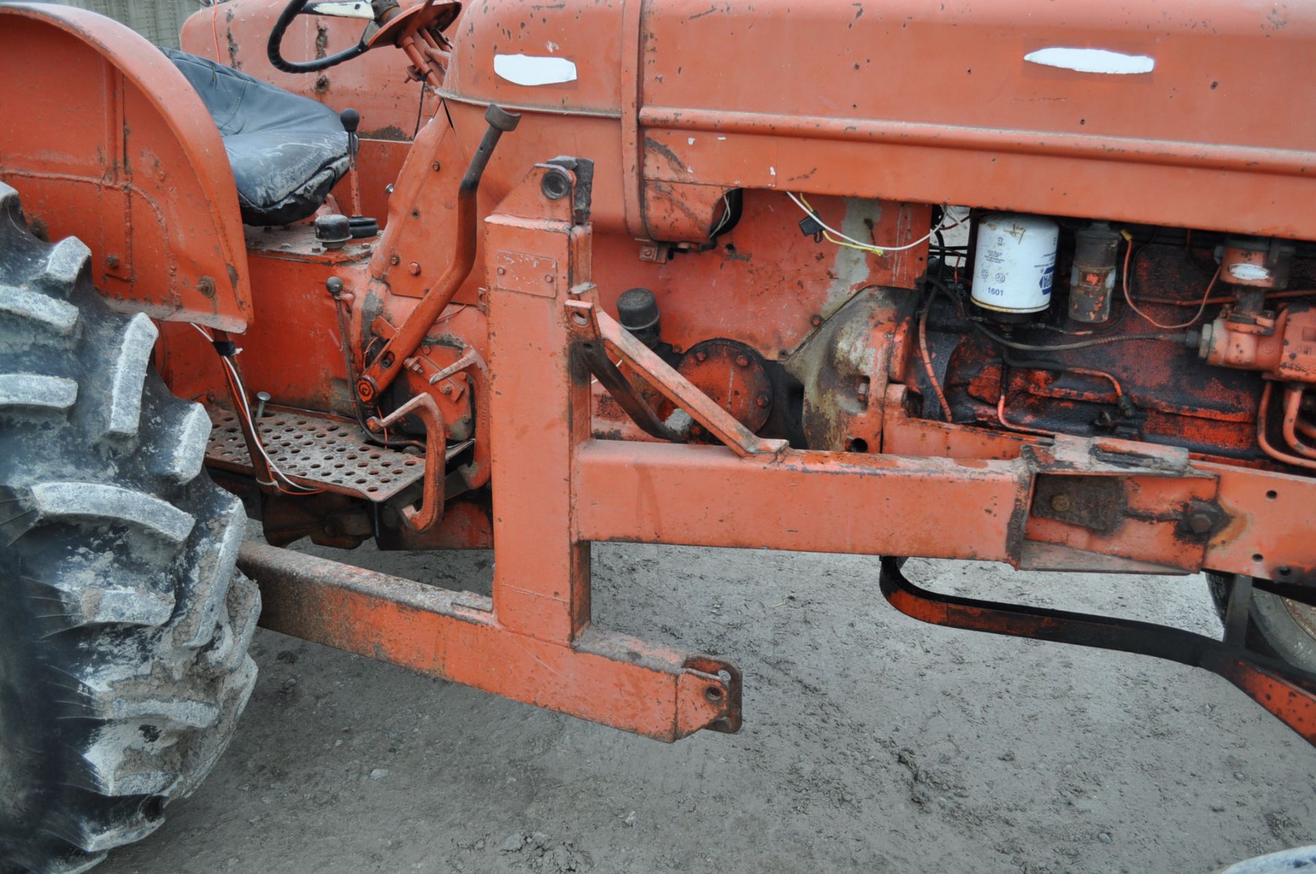 Allis-Chalmers D17 tractor, 12.4R28 rear tires, 540 PTO, snap coupler, sells with 9' blade, no - Image 10 of 14