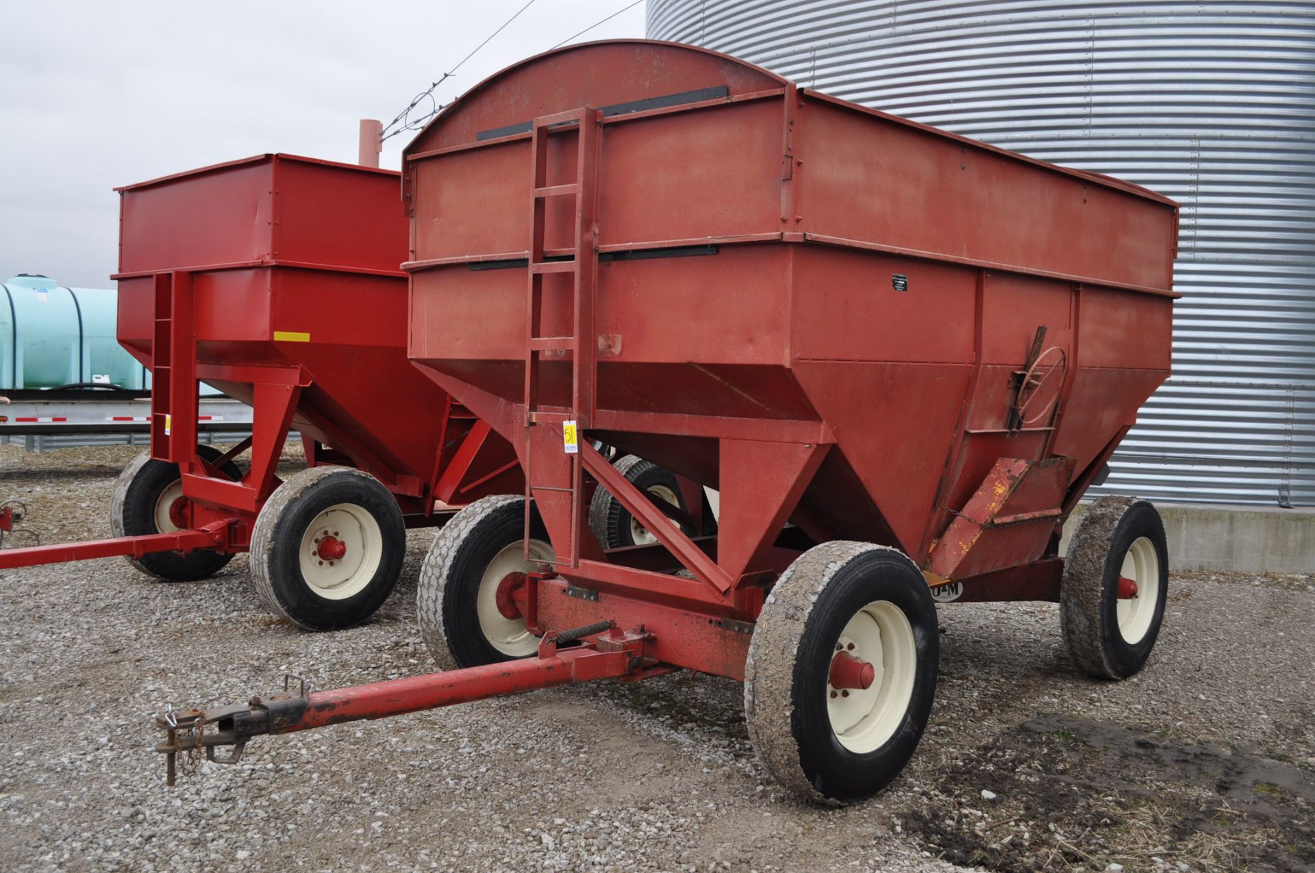 J&M 350 gravity wagon on gear, 22.5 tires