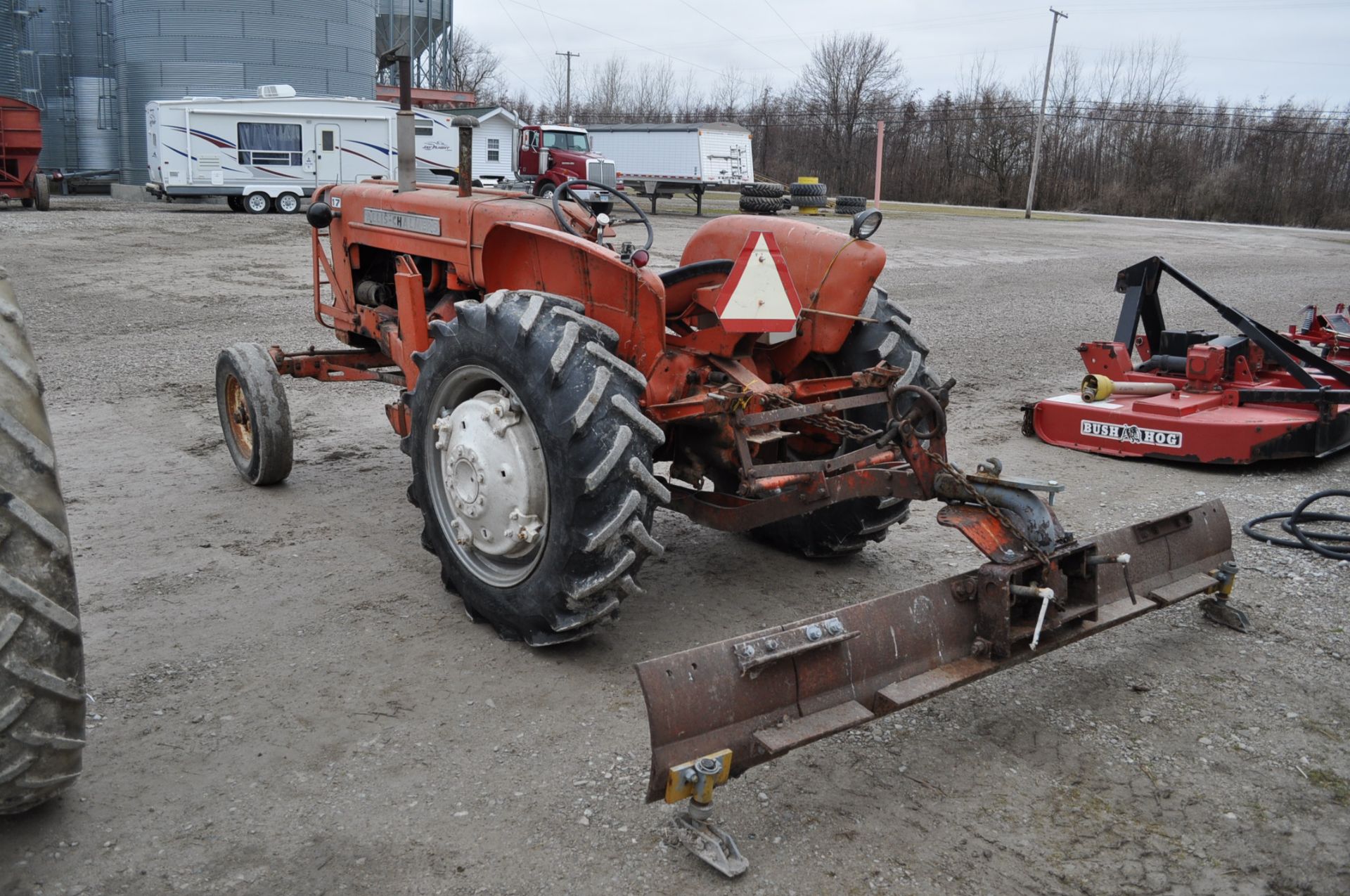 Allis-Chalmers D17 tractor, 12.4R28 rear tires, 540 PTO, snap coupler, sells with 9' blade, no - Image 4 of 14