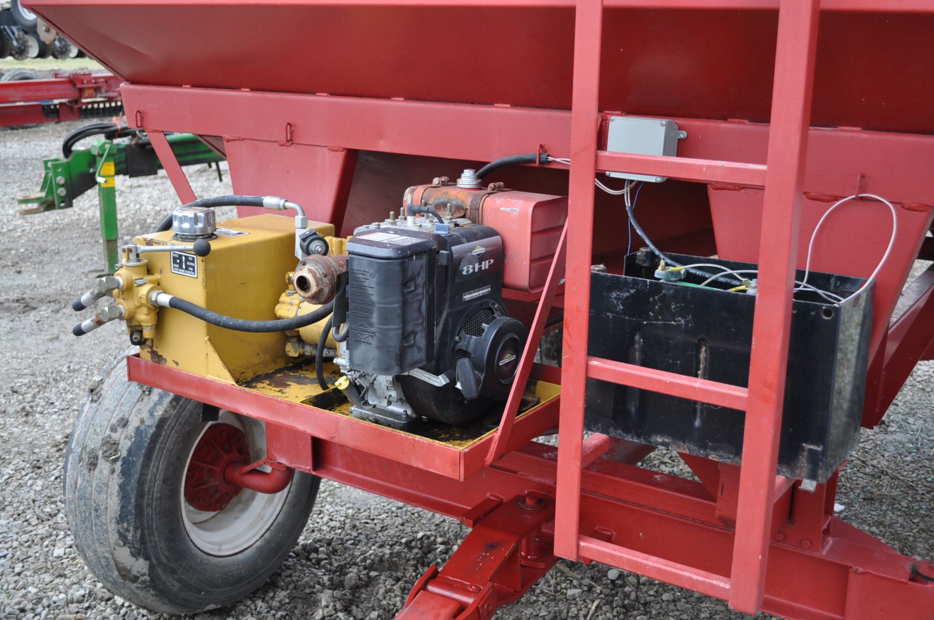 UM Seed Wagon w/ Gear Dual Compartment w/ brush auger, porta power, roll tarp - Image 6 of 10