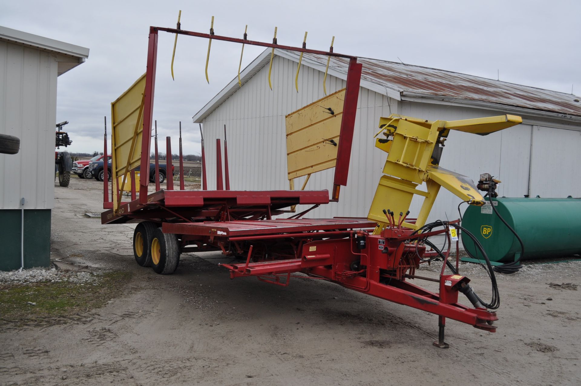 New Holland 1037 Stackliner Bale Wagon pull type w/hand controls, 540 pto, new bale counter, SN# - Image 2 of 15