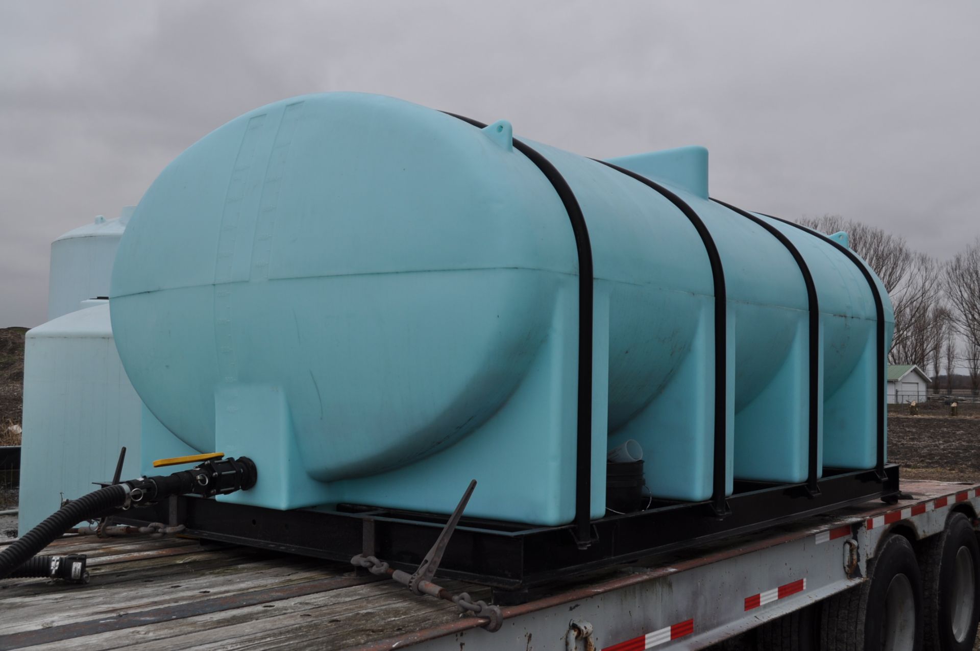 2350 gallon Ace Roto Mold skid tank w/ bottom drain - Image 2 of 4