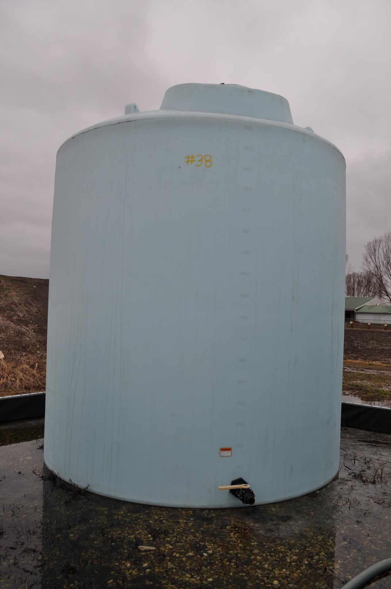 10,000 gallon Verticle poly tank