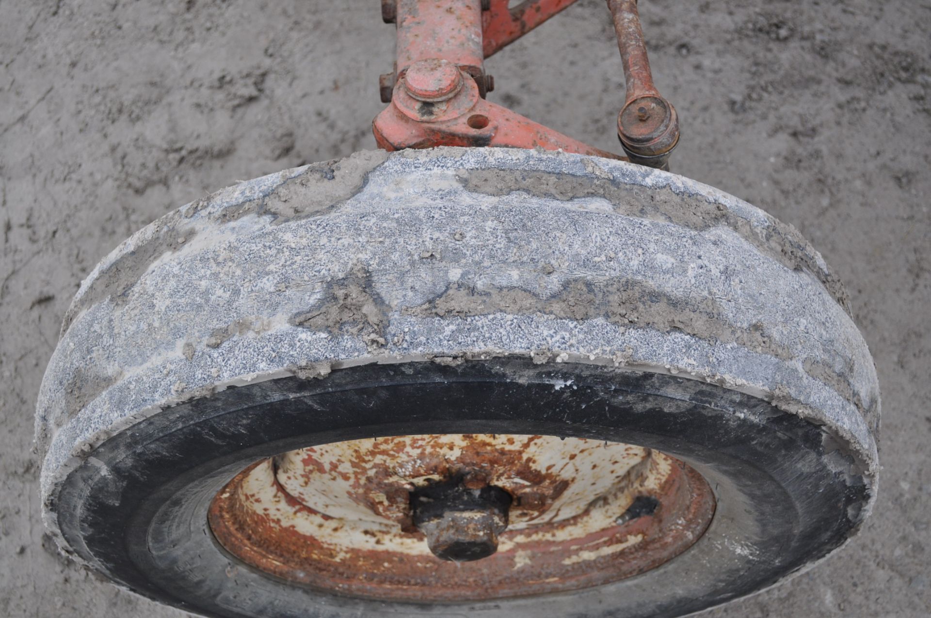 Allis-Chalmers D17 tractor, 12.4R28 rear tires, 540 PTO, snap coupler, sells with 9' blade, no - Image 5 of 14