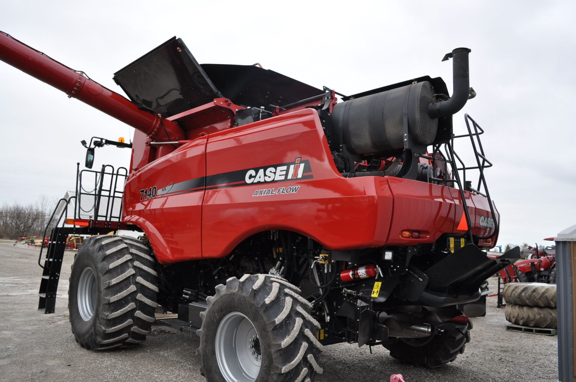 CIH 7140 4WD AFS Combine  rear wheel assist, chopper, hyd chaff spreader, HIV light package, Power - Image 4 of 31