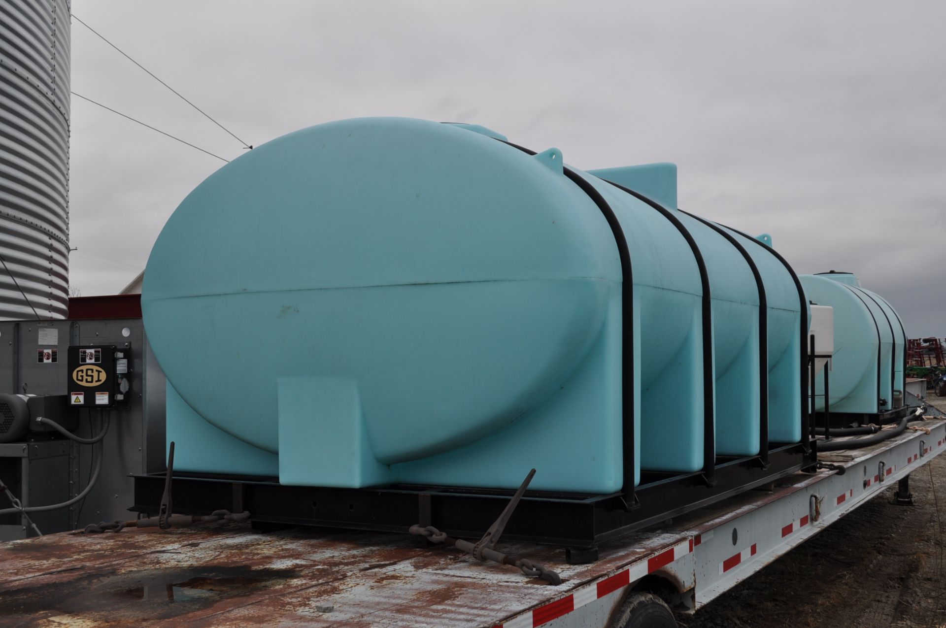 2350 gallon Ace Roto Mold skid tank w/ bottom drain - Image 4 of 4