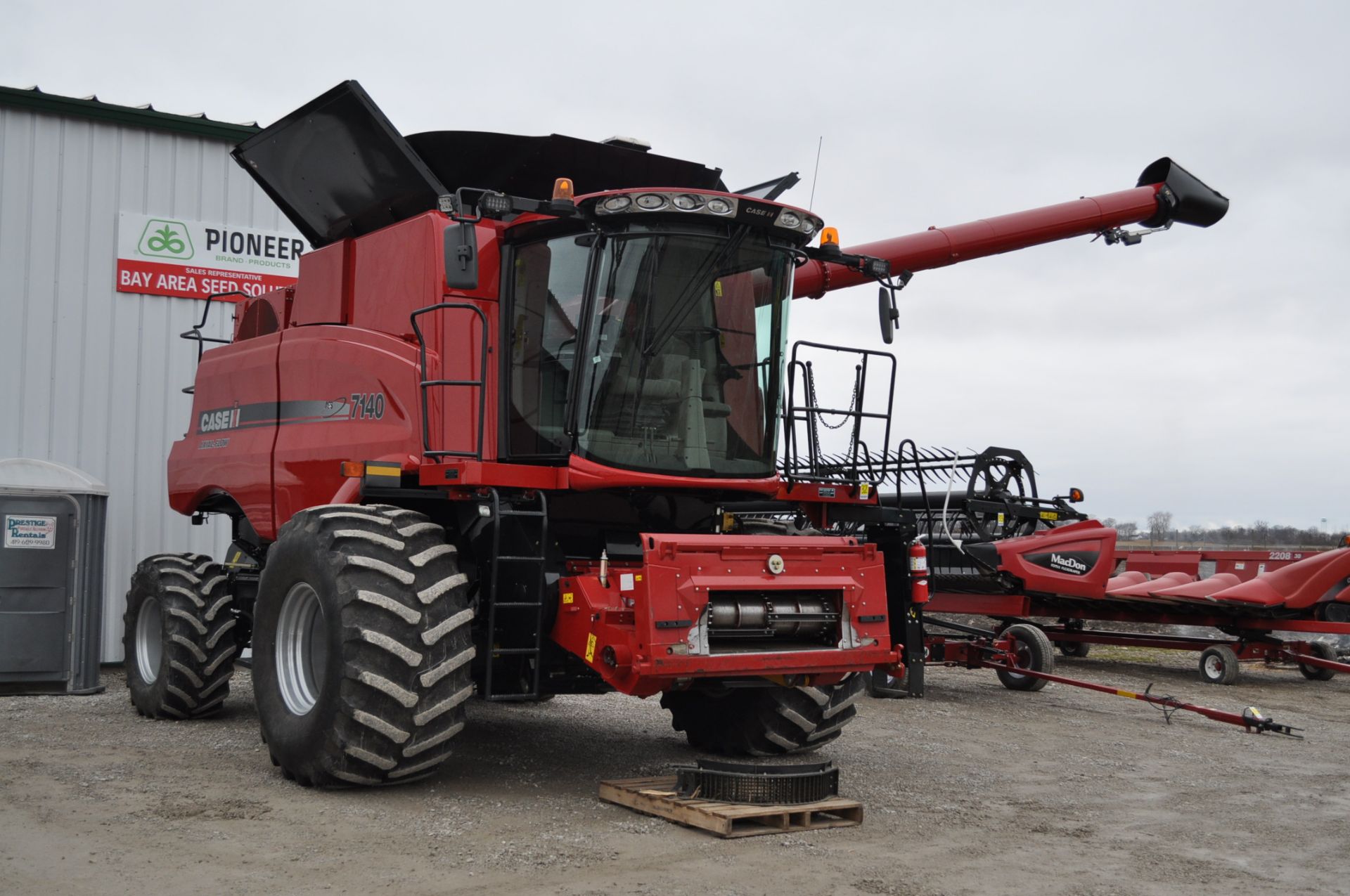 CIH 7140 4WD AFS Combine  rear wheel assist, chopper, hyd chaff spreader, HIV light package, Power - Image 2 of 31