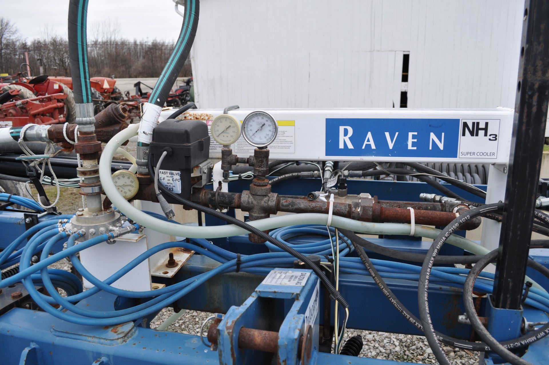 Dalton D3028 NH3 Applicator 11 shank w/Raven cooler, flow control & 450 monitor, coulters & mole - Image 5 of 14