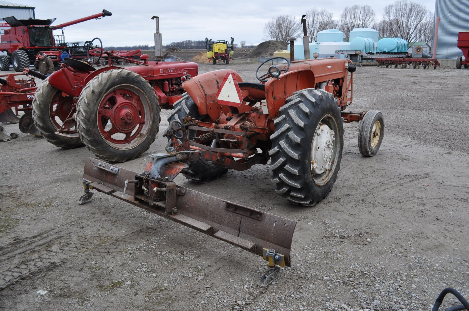 Allis-Chalmers D17 tractor, 12.4R28 rear tires, 540 PTO, snap coupler, sells with 9' blade, no - Image 3 of 14