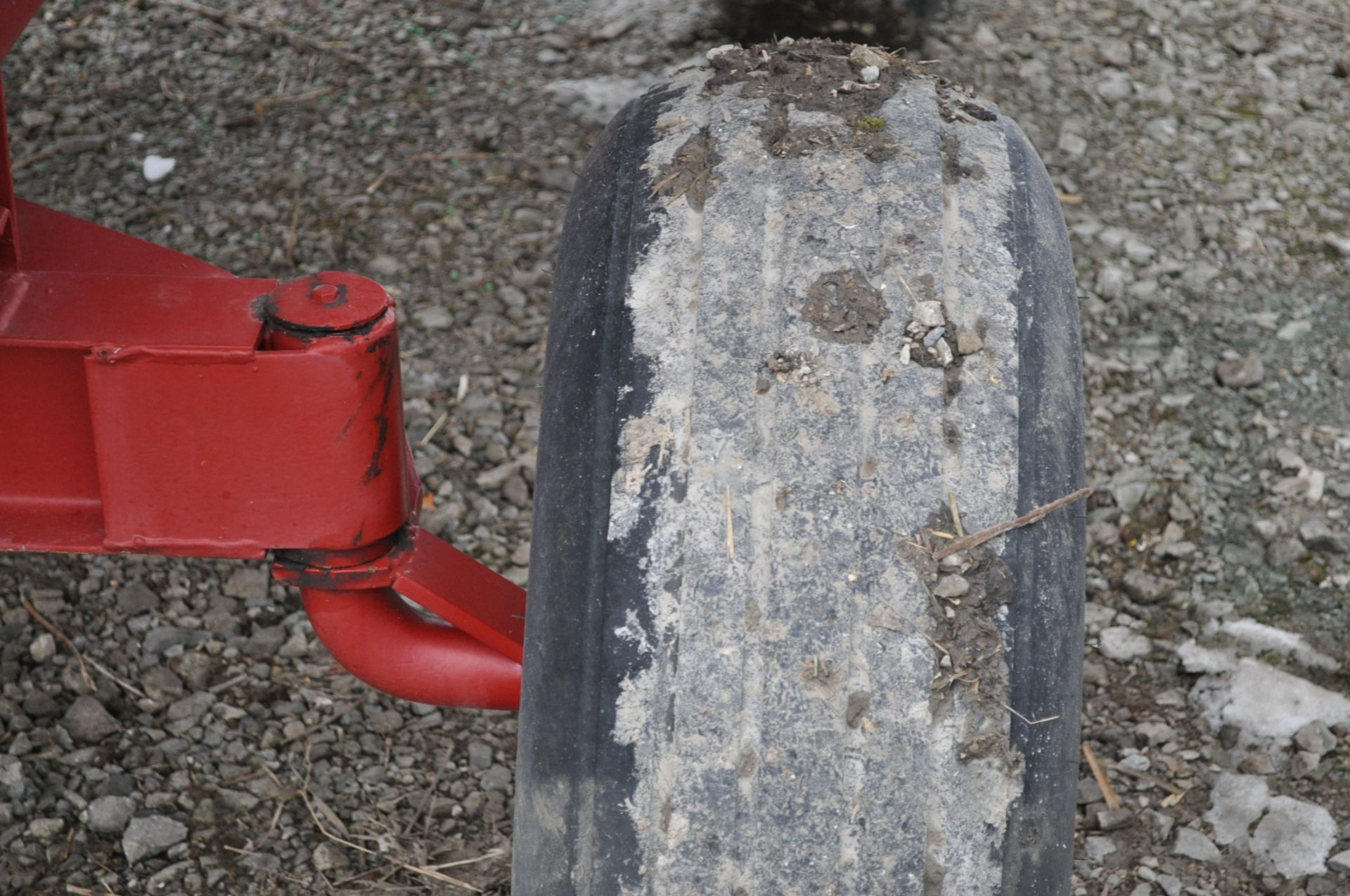 UM Seed Wagon w/ Gear Dual Compartment w/ brush auger, porta power, roll tarp - Image 7 of 10