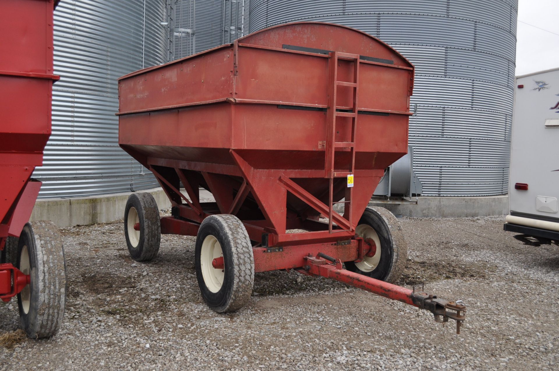 J&M 350 gravity wagon on gear, 22.5 tires - Image 2 of 9