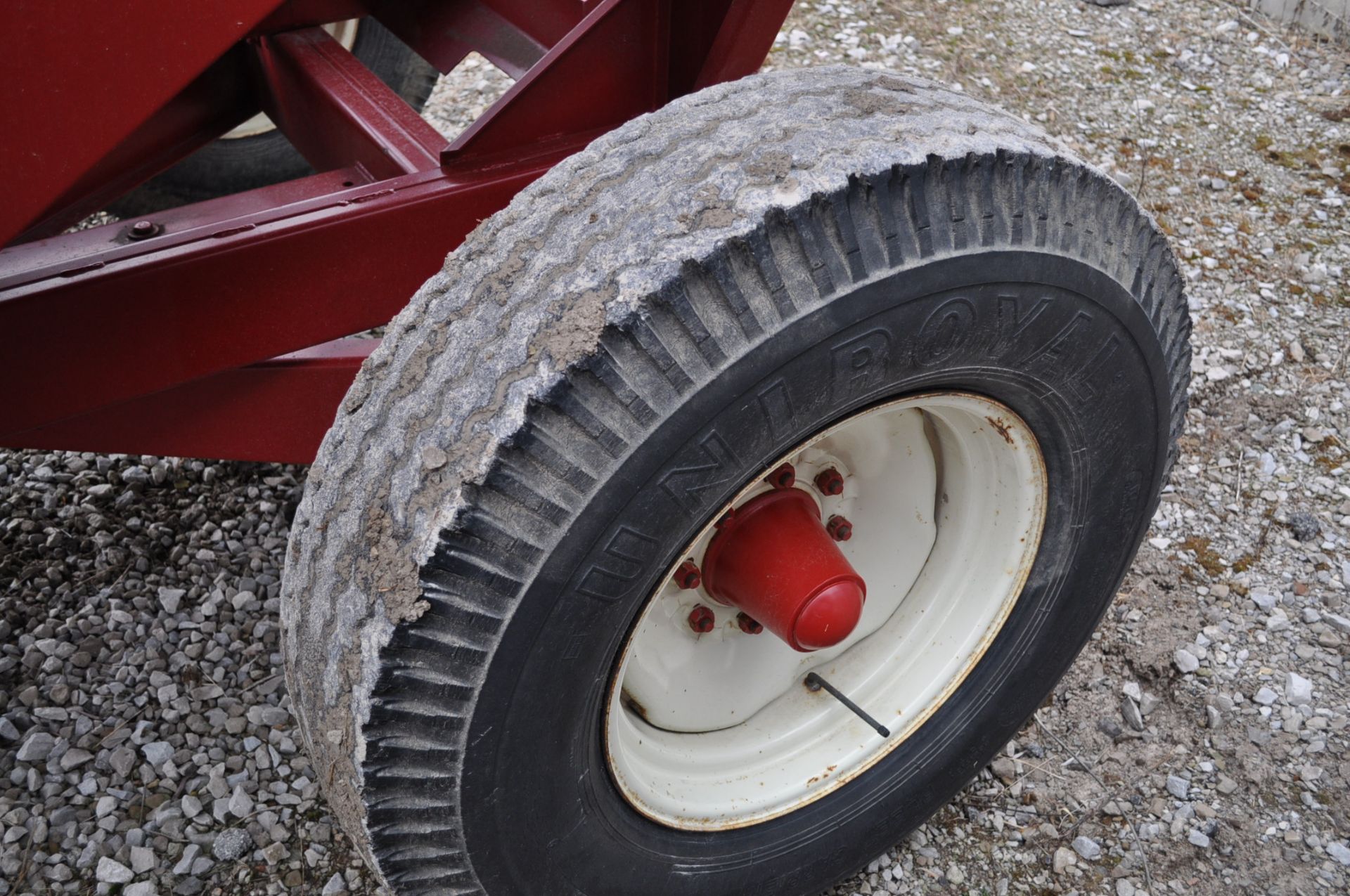 Unverferth 325 gravity wagon on Unverferth G-13 gear, 10.00-20 tires - Image 6 of 11