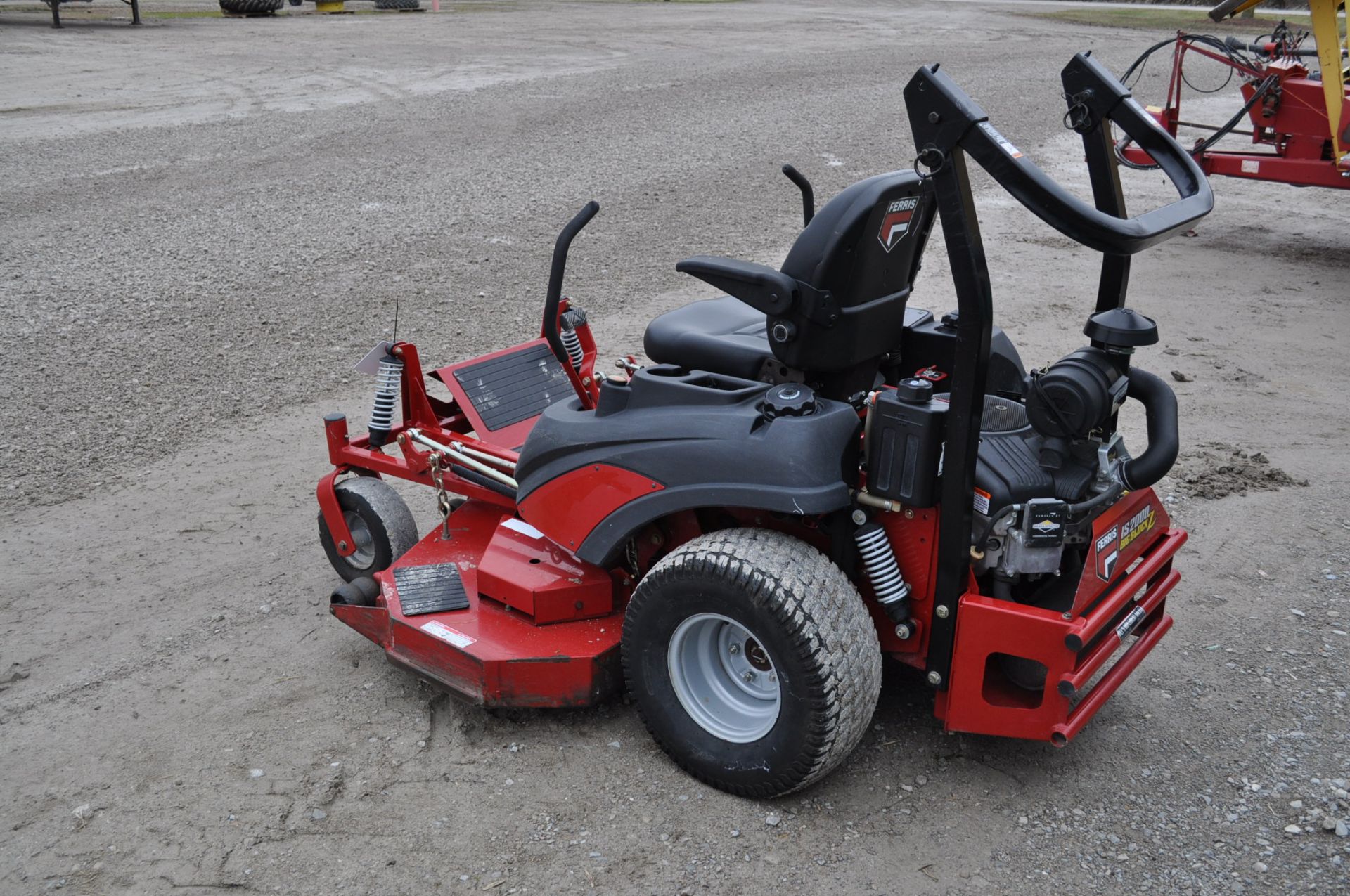 Ferris IS 2000 Zero Turn Mower 61” Deck 30HP Vanguard Big Block motor, 281 Hrs - Image 4 of 11