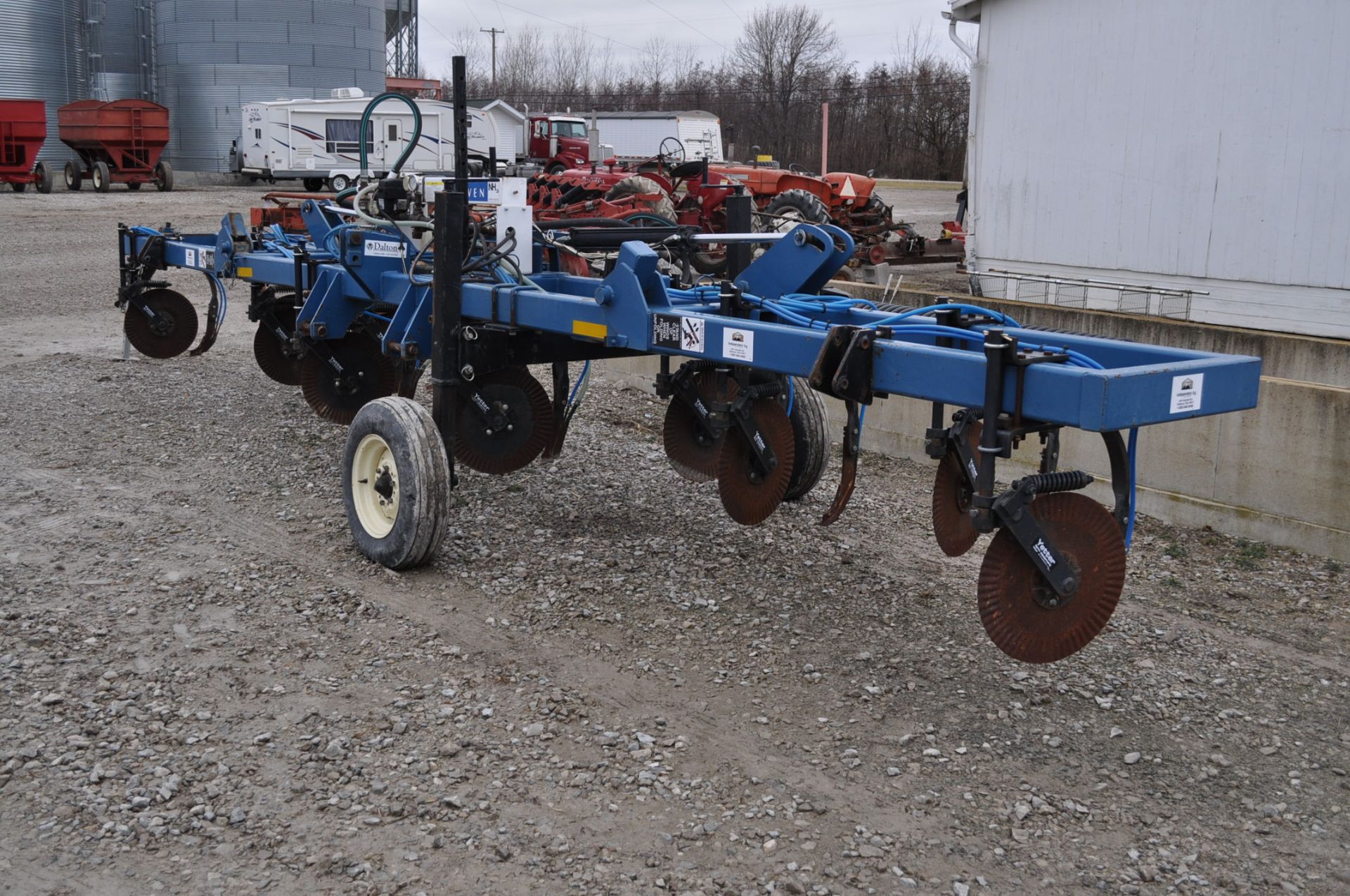 Dalton D3028 NH3 Applicator 11 shank w/Raven cooler, flow control & 450 monitor, coulters & mole - Image 4 of 14