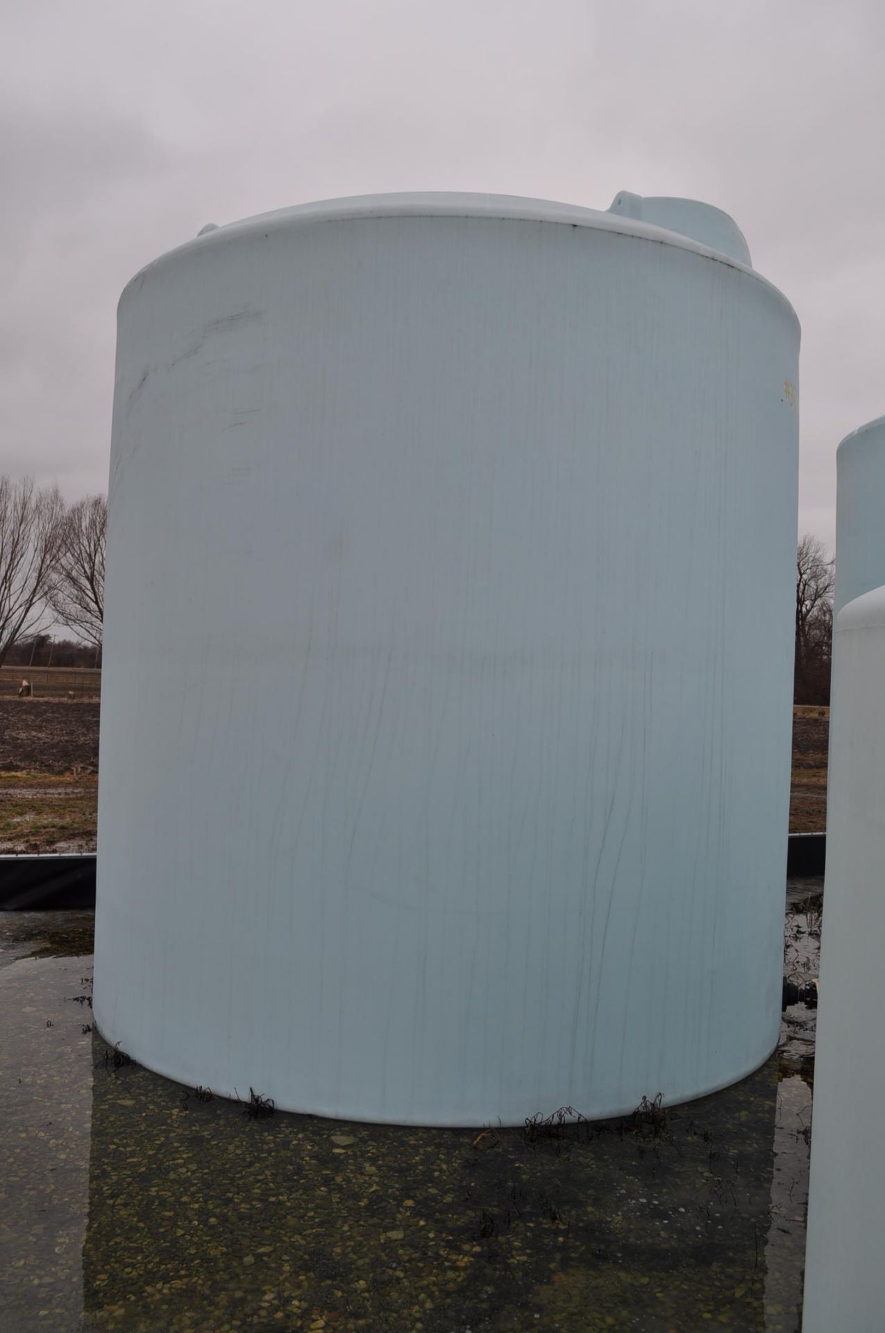 10,000 gallon Verticle poly tank - Image 2 of 3
